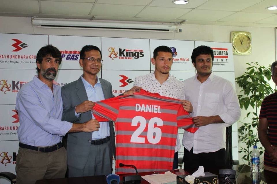 Daniel Colindres junto con dirigentes del Bashundhara Kings y su entrenador, Óscar Bruzón, el día de su presentación. Fotografía: Cortesía