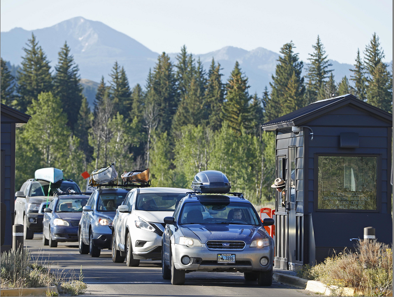 Grand Teton National Park, en Wyoming, es uno de los mejores puntos para observar el eclipse solar este lunes. El fin de semana, los vehículos hacían filas para acampar allí.