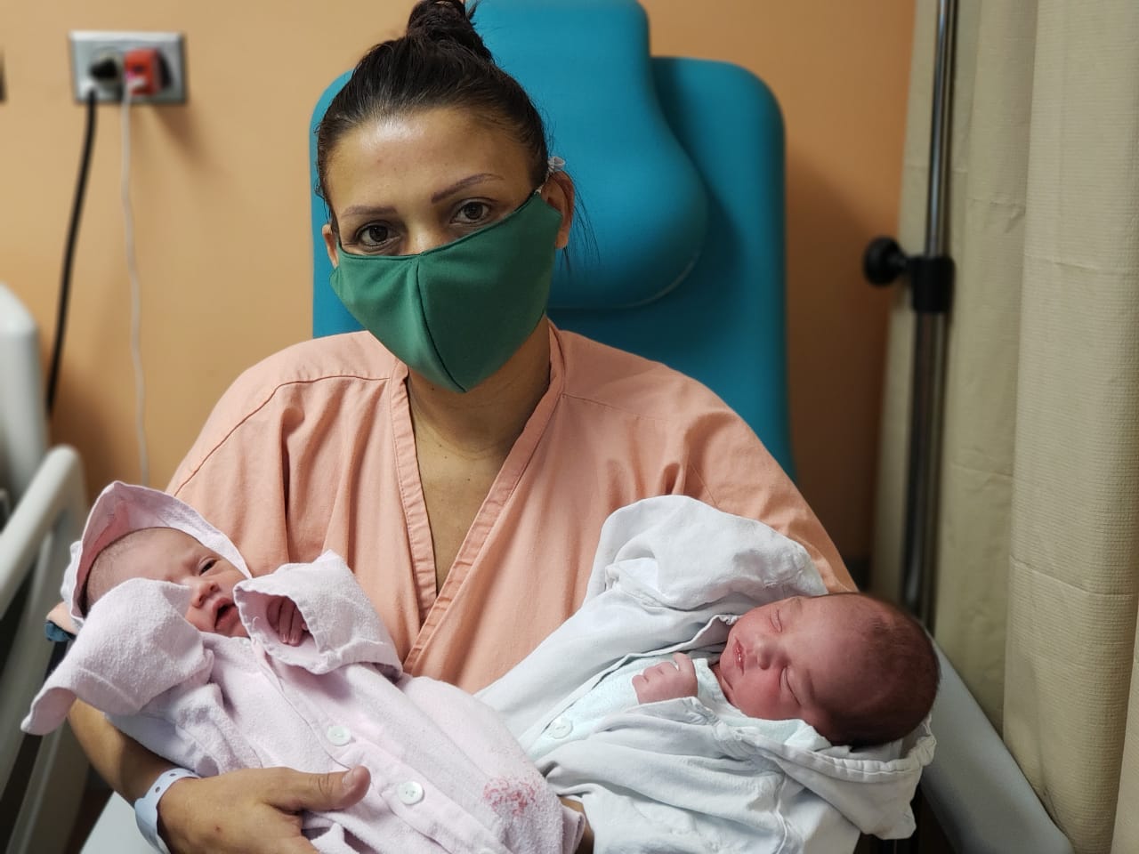 Doña Alba Gutiérrez Rivas, de 34 años, dio a luz a sus dos hijas, Jimena y Gabriela este jueves 1 de octubre pasadas las 10 p. m.. Fotografía: Cortesía para La Nación