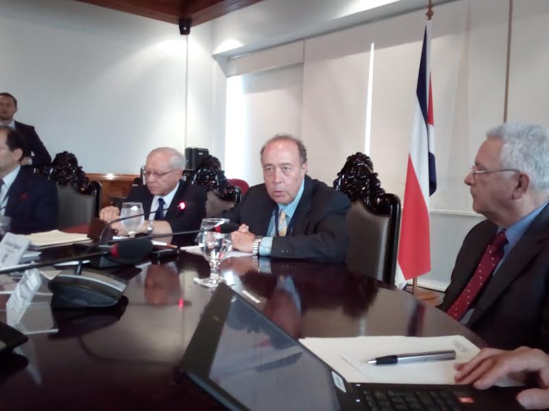 Lorenzo Figliuoli, jefe de la misión del FMI ayer en la conferencia de prensa. A su derecha el ministro de Hacienda, Helio Fallas y a su izquierda el presidente del Banco Central, Olivier Castro.