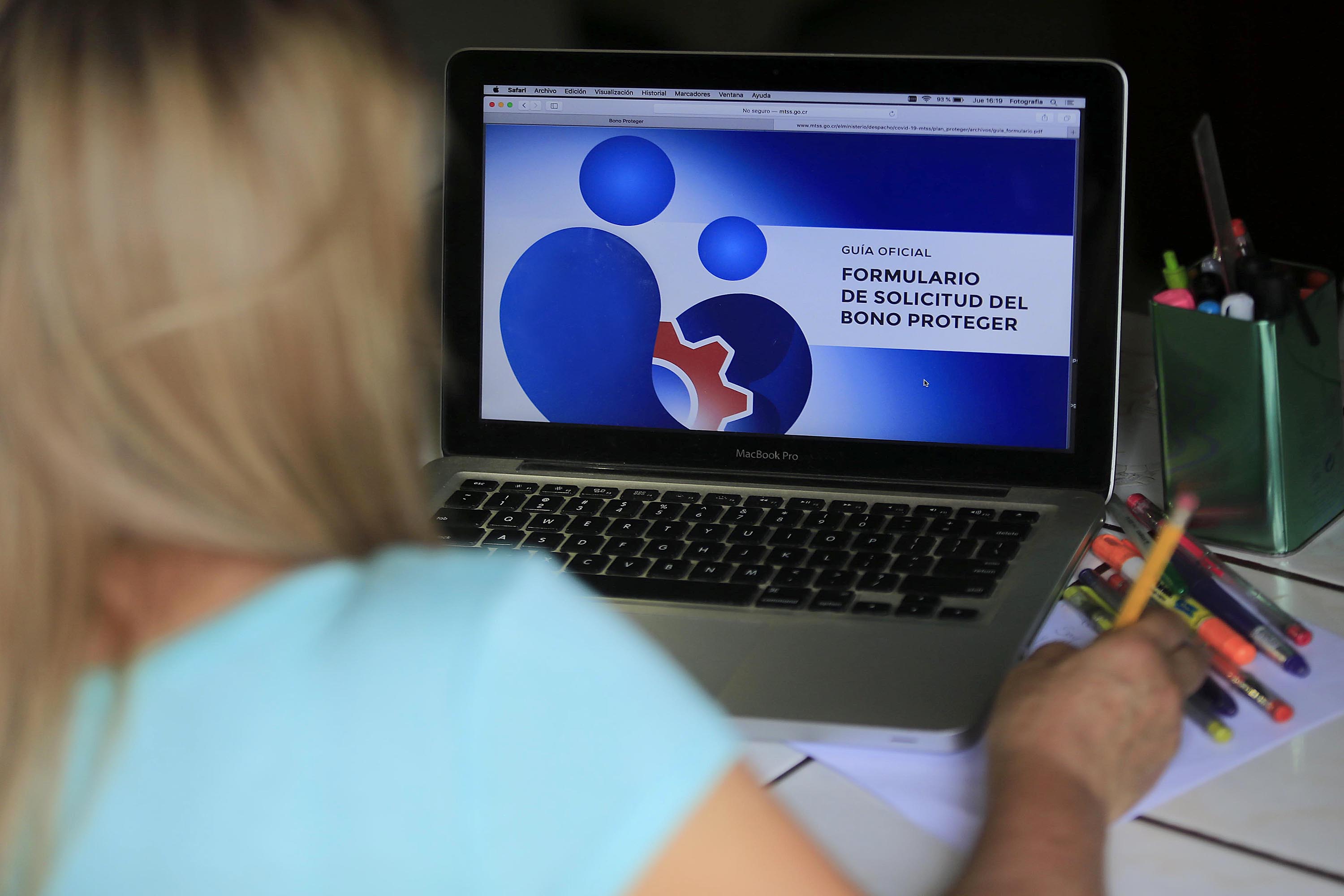 Los datos aportados por los postulantes debían contrastarse con la información disponible en las bases del Estado, para determinar si la persona cumplía con los requisitos establecidos para recibir el bono.