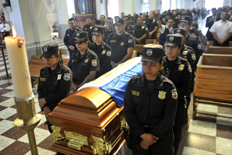 Miembros de la Policía Nacional Civil asistieron ayer en la ciudad de Zacatecoluca al funeral de su compañera Wendy Yamileth Alfaro Mena, asesinada por miembros de la Mara 18. | AFP
