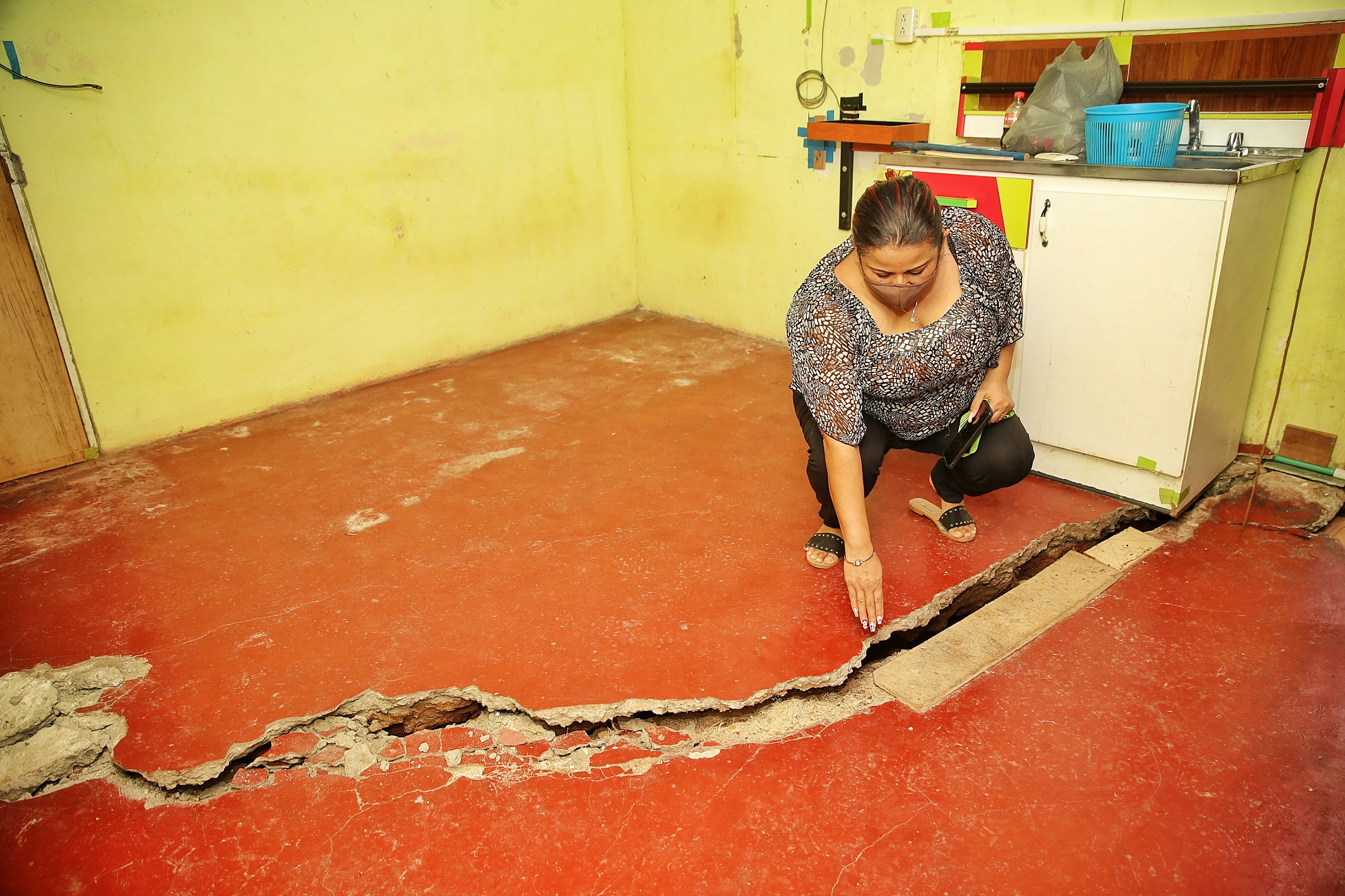 24/09/2020/ Varias familias De Valladolid, San Miguel de Desamparados están afectadas por los movimientos de tierra los cuales generan grietas y daño a las viviendas. Geólogos inspeccionan esta urbanización Junto con la CNE para buscar solución a estas familias / en la imagen Shirley Chanto Vega / Fotografía: John Durán