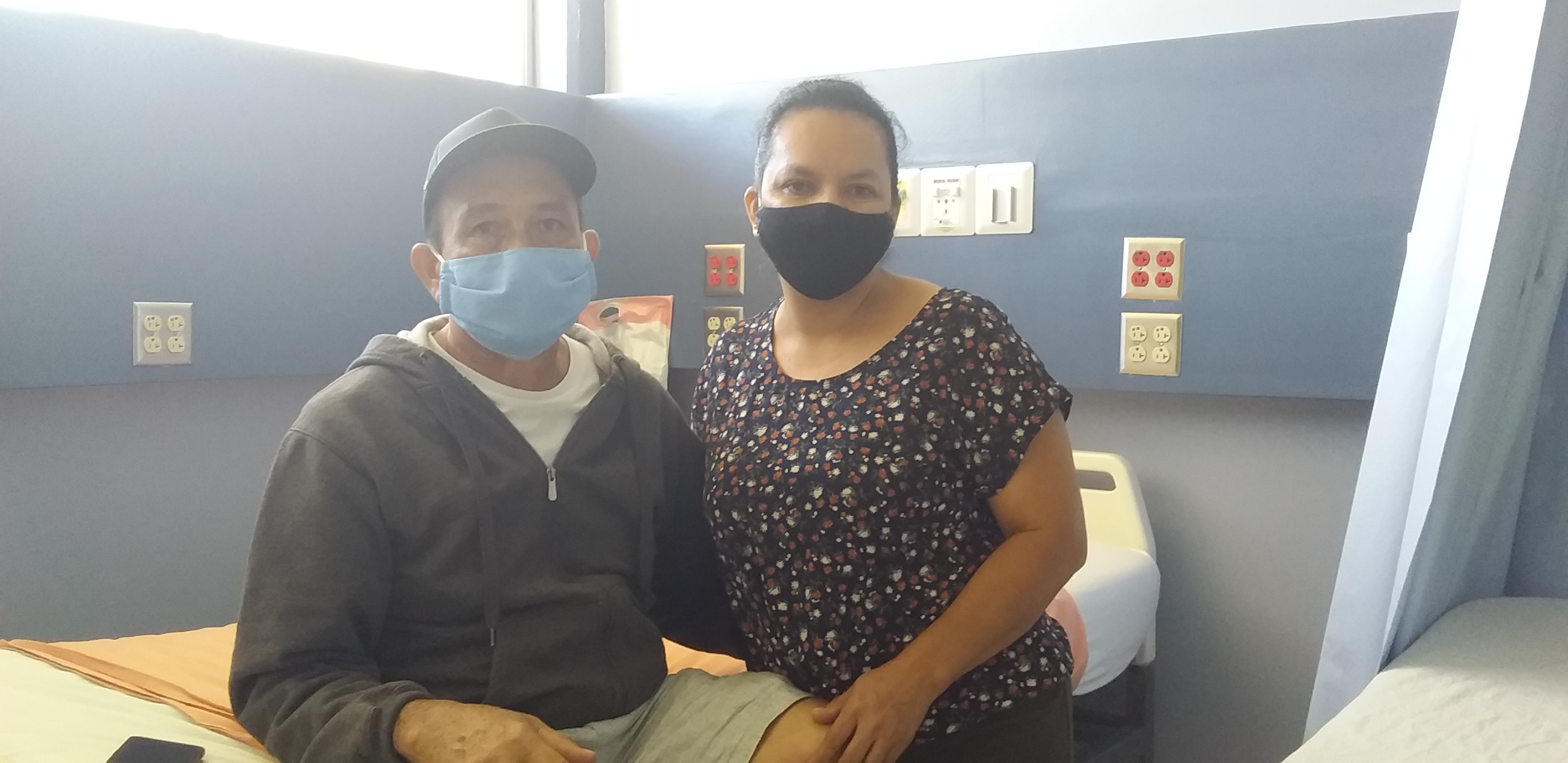 Carlos Guevara y su esposa María Fernández esperaron la mañana de este viernes la primera quimioterapia que don Carlos recibiría en el Hospital de LIberia.