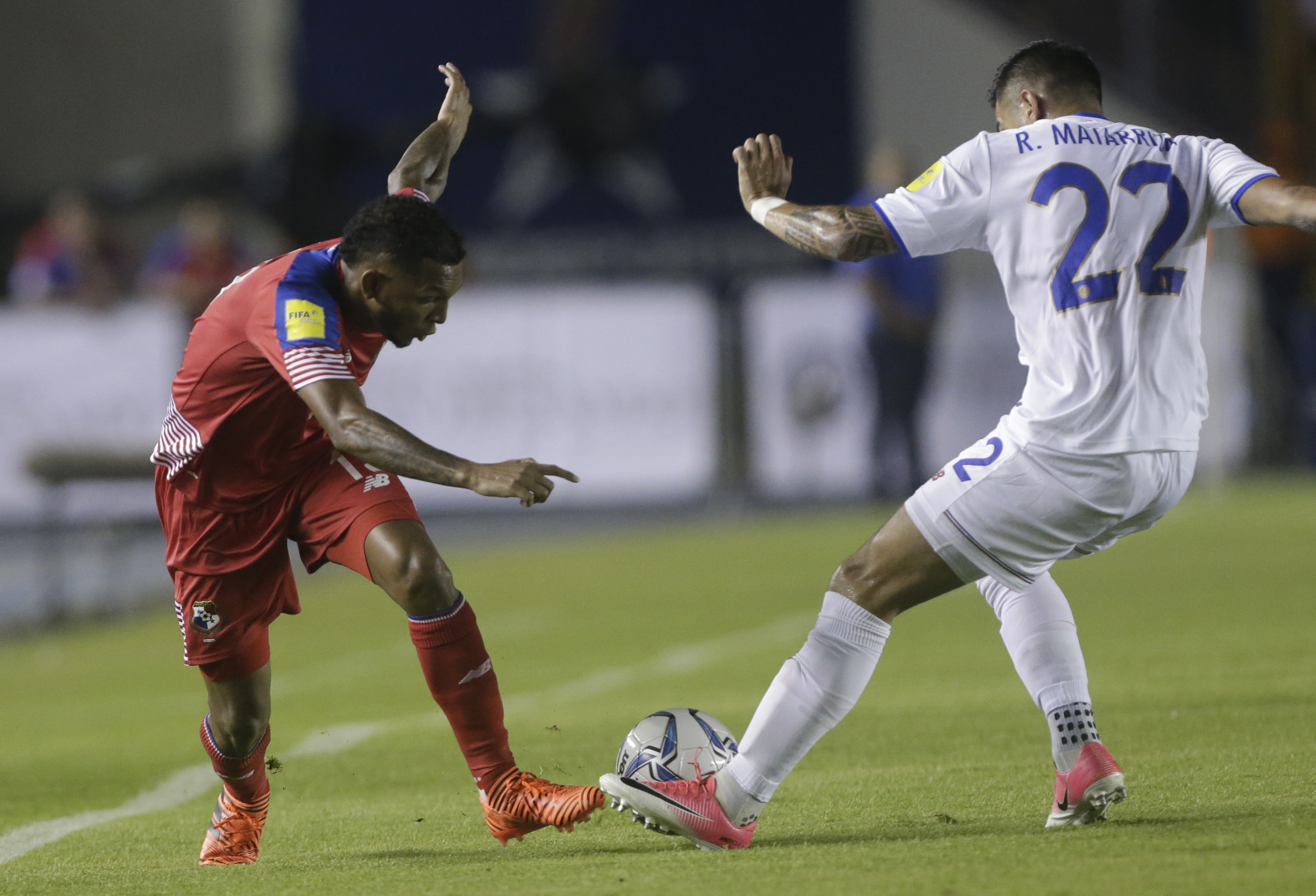 Rónald Matarrita intenta quitarle el balón al panameño Alberto Quintero.