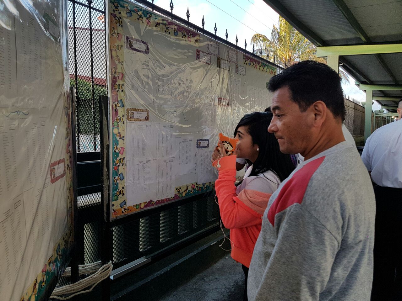José Pérez y su hija Yerlin viajan desde El Carmen de Guadalupe a la escuela Pilar Jiménez.