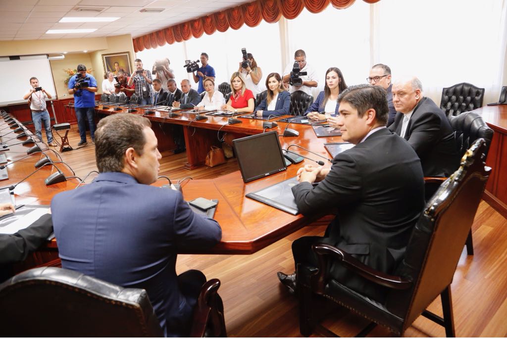 El presidente Carlos Alvarado se reunió con la fracción del PLN en su primer día de labor en Casa Presidencial. A su izquierda, Carlos Ricardo Benavides; a la derecha, el ministro de la Presidencia, Rodolfo Piza.