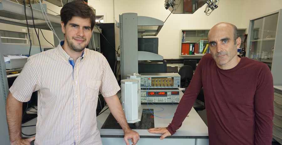 Fabián Vasquez (izquierda) realiza su doctorado en el Instituto Catalán de Nanociencia y Nanotecnología. En esta foto aparece con el director del proyecto, Gustau Catalán. Fotografía: Universidad Autónoma de Barcelona