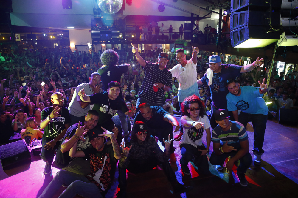 Una parte de los intérpretes de Rap Tico Fest. Crypy (de espaldas), Toledo, D Carter, Dj Black, Crazy Vato, Dj Juan, DJP, Charly Bless, Tinez y Bloke. Adrián Soto