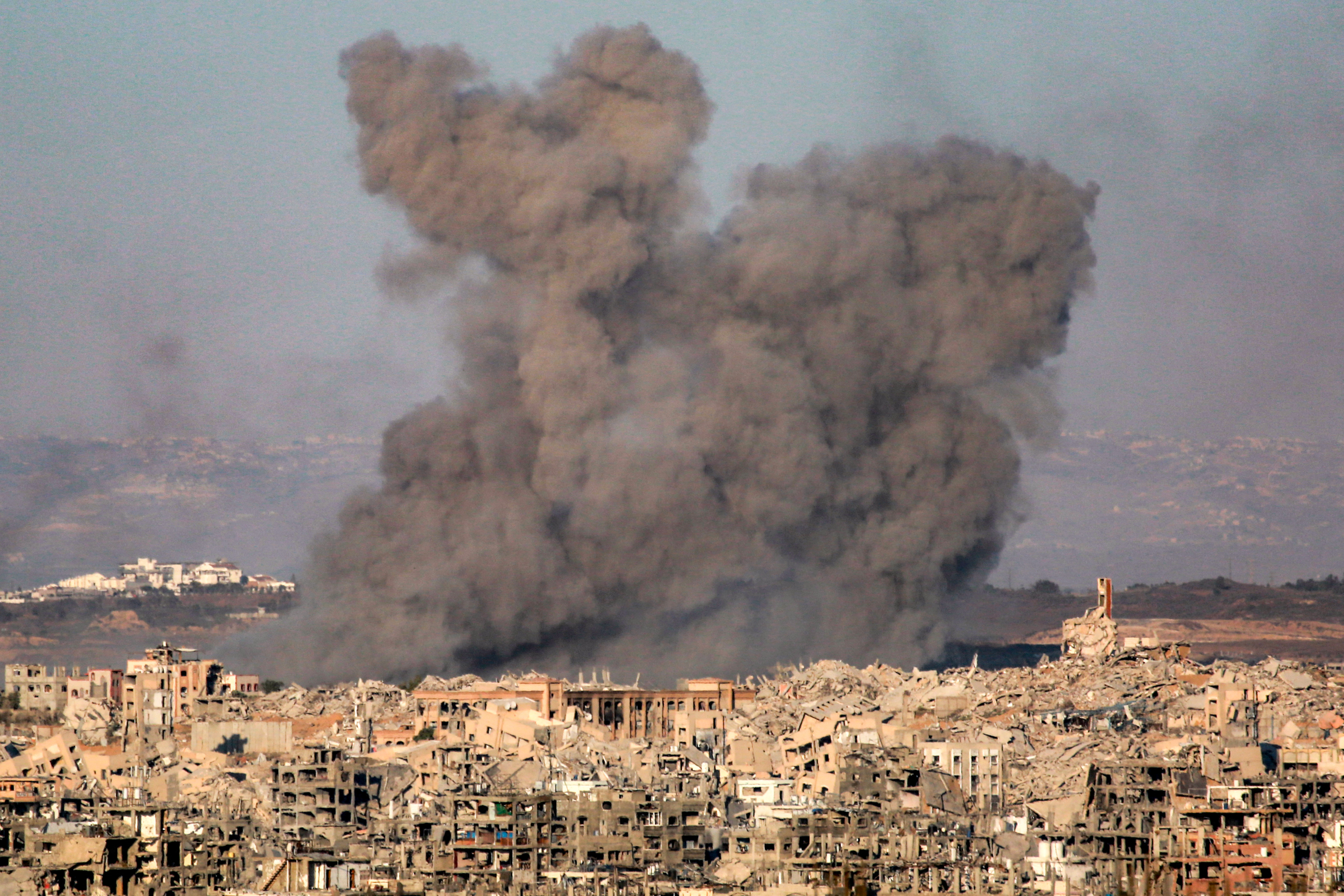 Esta imagen, tomada desde el oeste de Jabalia, en el centro de la Franja de Gaza, muestra columnas de humo elevándose tras el bombardeo israelí en Beit Lahia el 9 de julio. Fotografía: