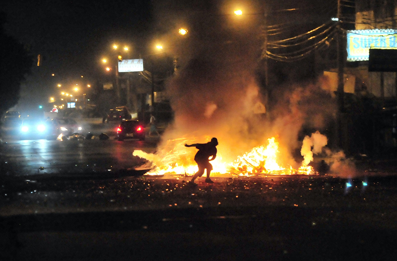 Dos contenedores quemados, un policía herido con una piedra y ocho detenidos dejaron los zafarranchos la madrugada del viernes en Limón, cerca de Cieneguita. | JOHN DURÁN.