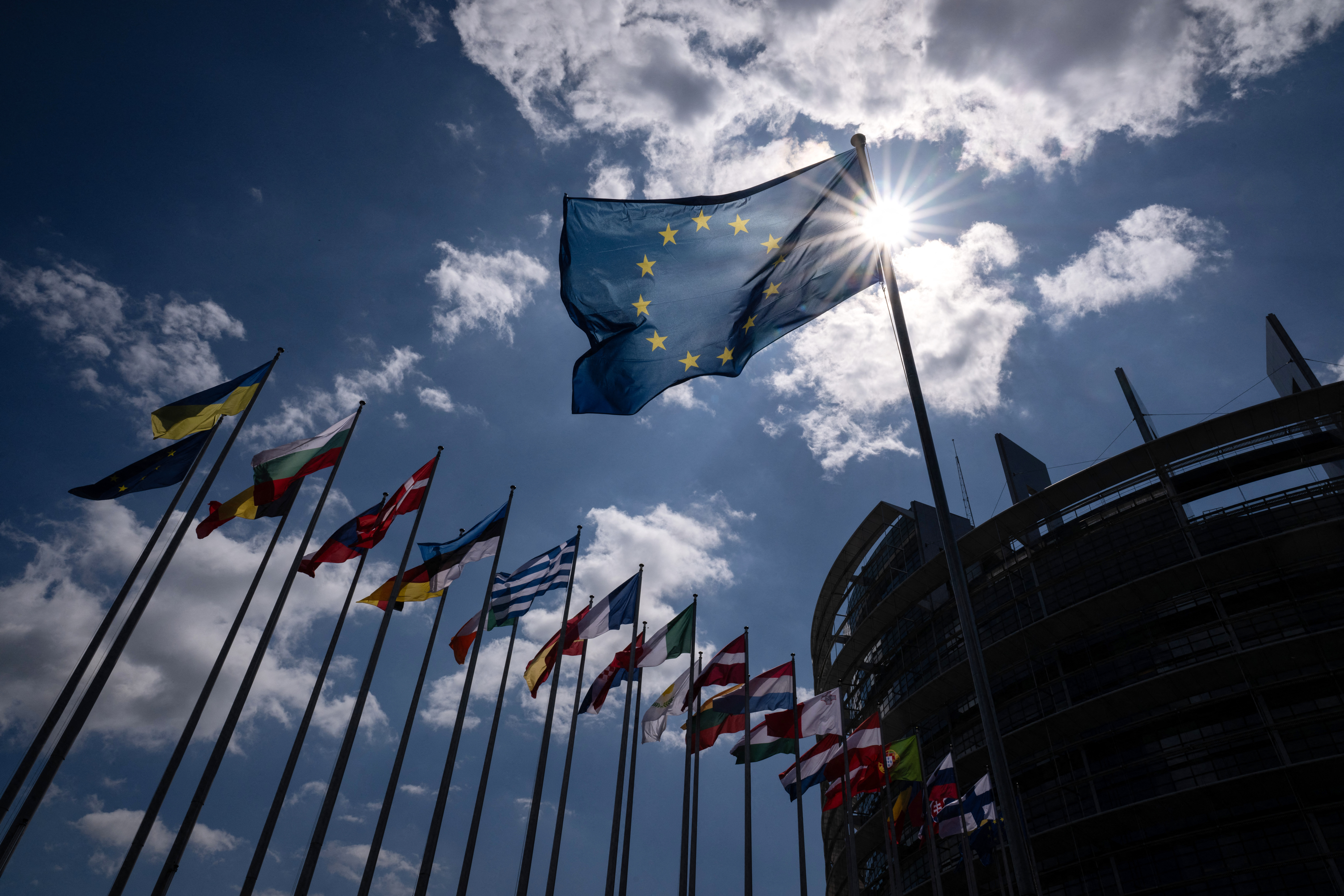 Los eurodiputados junto a los representantes de los gobiernos de los países de la UE dan forma y deciden nuevas leyes que influyen en todos los aspectos de la vida en la Unión Europea. (Foto: Nick Gammon / AFP)