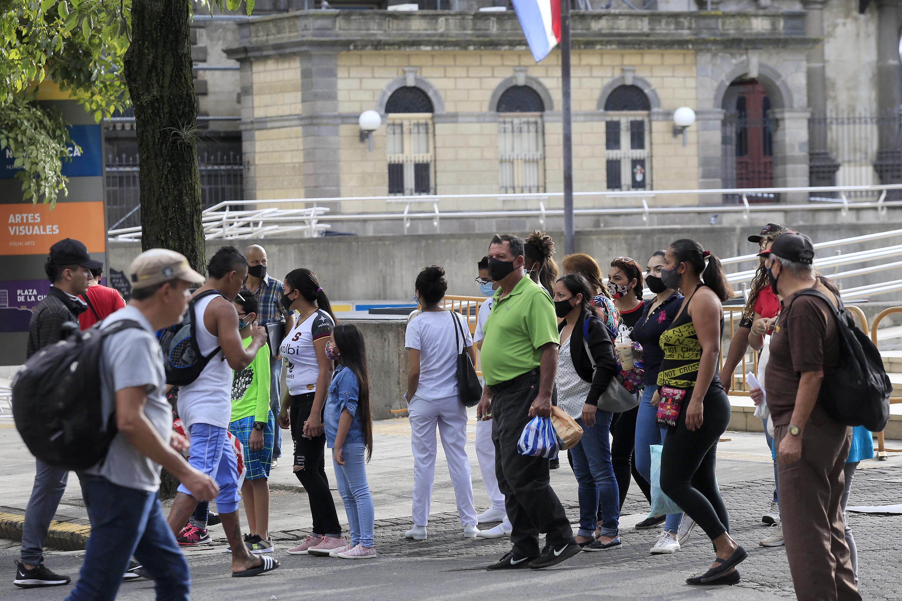 09/11/2020 San José. Ocho meses después de declarado el primer caso de covid-19 en el país, la mayoría de la gente sale a la calle usando apropiadamente la mascarilla pero muchos no llevan bien colocada o, incluso, no la usan acentuando así el riesgo de contagio. Escena por Plaza de la Cultura. Foto: Rafael Pacheco
