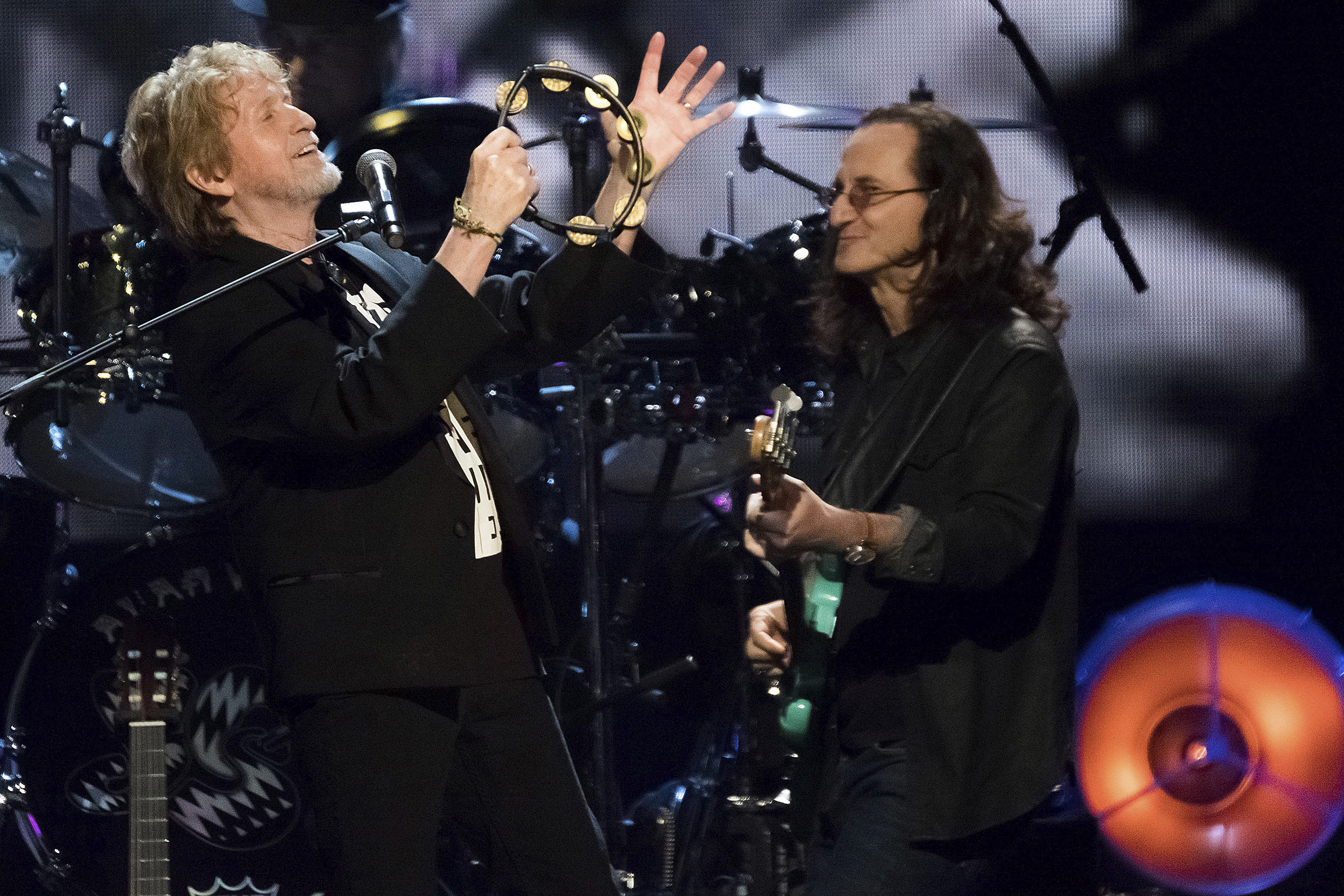 Jon Anderson de Yes canta junto a Geddy Lee de Rush en la ceremonia de inducción del Salón de la Fama del Rock and Roll.