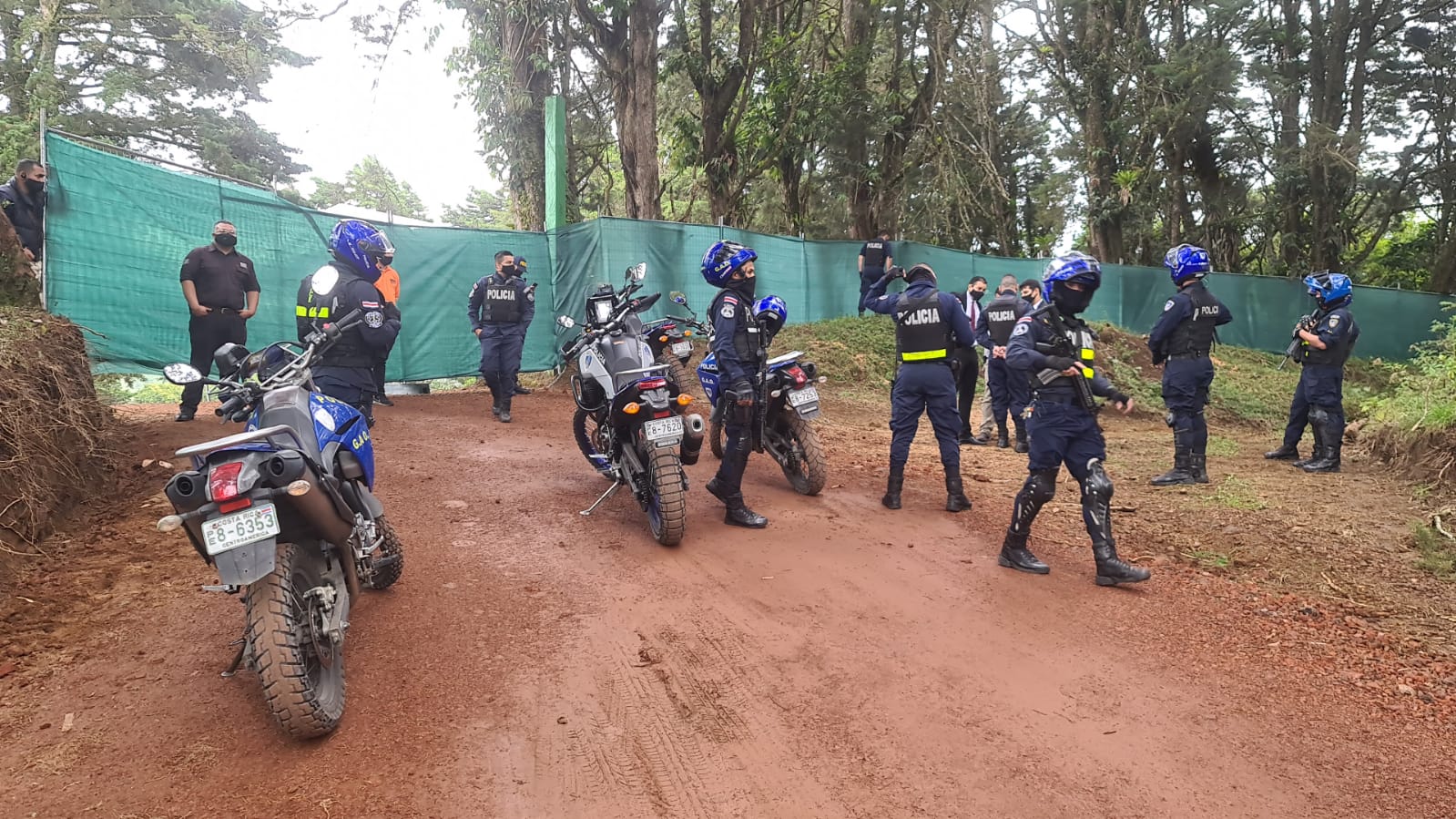 La policía se mantuvo en las afueras de la finca donde se realizó la boda masiva, en Alajuela, a pesar de negativa dr allanamiento por parte del juez. Foto Ministerio de Seguridad para LN