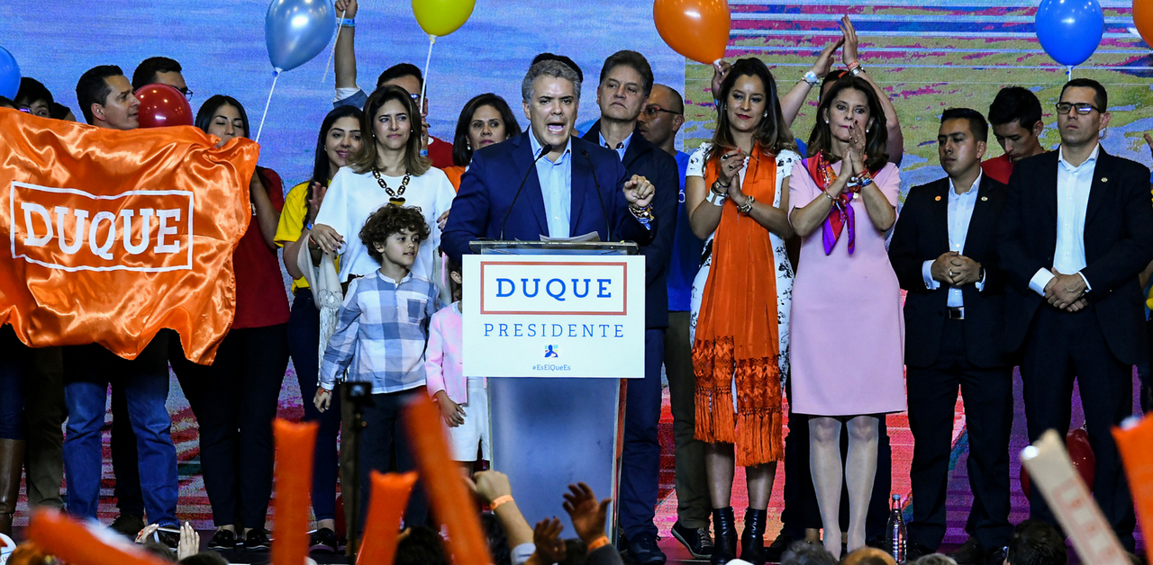 28/05/2018 Colombian presidential candidate Ivan Duque (C), for the Democratic Centre party addresses supporters, after winning the first round of the Colombian presidential election, in Bogota on May 27, 2018. Conservative candidate Ivan Duque won the first round of Colombia's presidential election Sunday but fell short of the 50 percent threshold needed to avoid a runoff next month. The 41-year-old senator will face former guerrilla Gustavo Petro on June 17, the first leftist candidate to contest a runoff in Colombia.
Luis ACOSTA / AFP