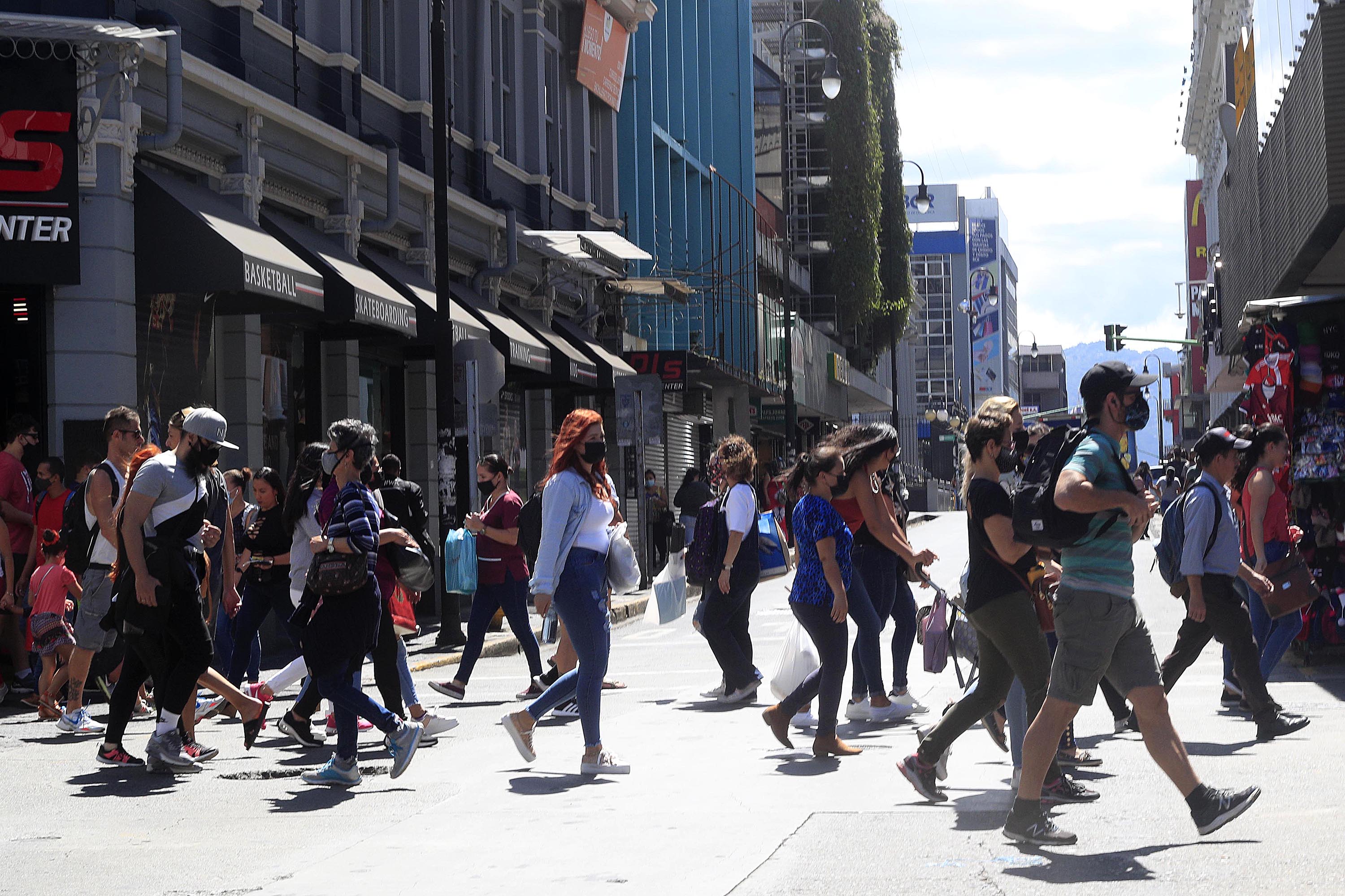 22/12/2021 Avendia Central, San José. En medio del tumulto por las compras de última hora antes de Navidad, y pese al insistente llamado de las autoridades de Salud ante la amenaza latente de una tercera ola de covid-19, todavía se nota a muchas personas llevando mal colocada la mascarilla o sin usarla del todo.