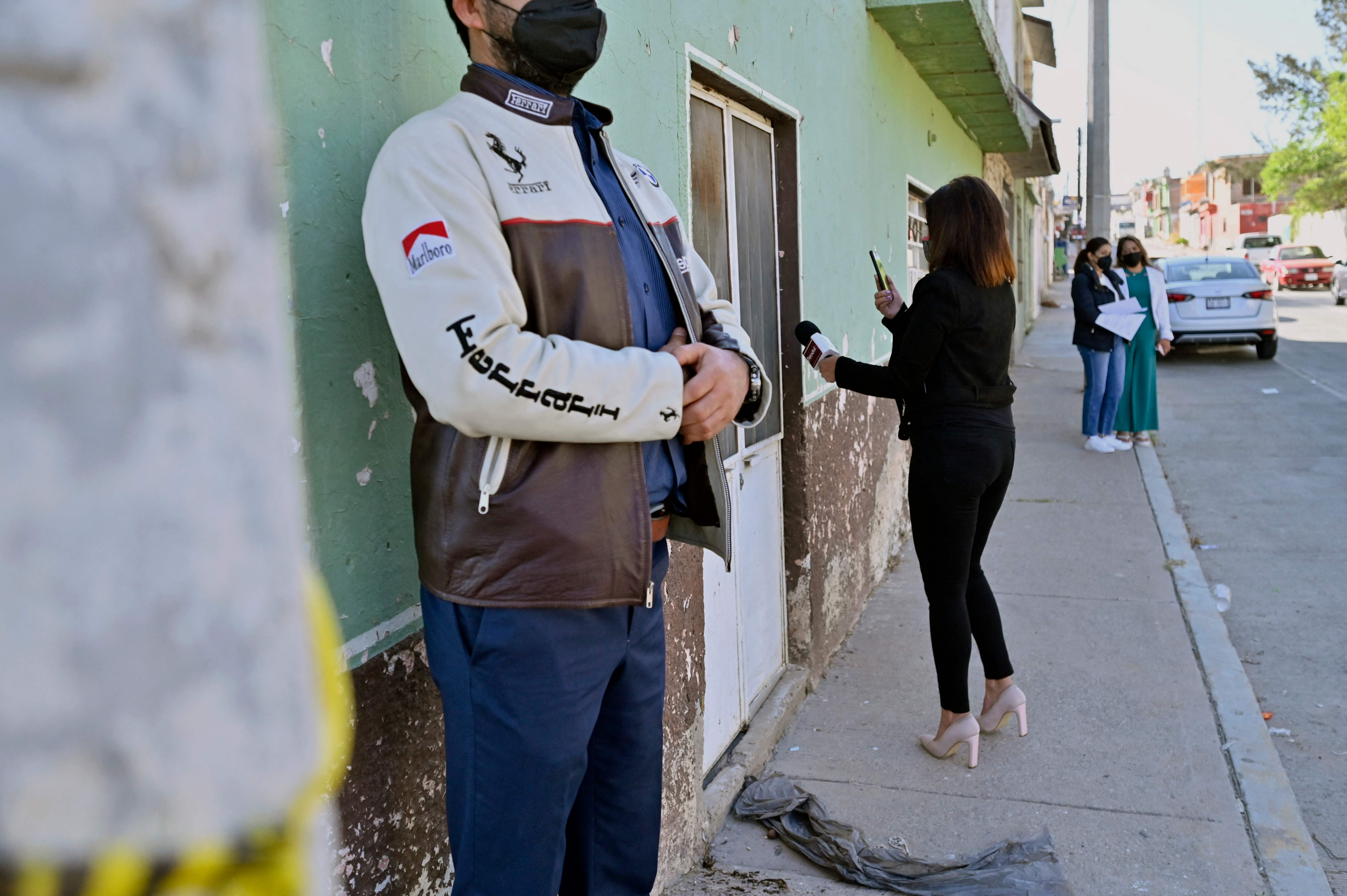 (FILES) In this file photo taken on February 28, 2022 Mexican journalist Maria Martinez (C), who is in the protection mechanism for journalists threatened by organized crime, is accompanied by an escort durning a day of work in Aguascalientes, Mexico. - Mexico is considered one of the most dangerous countries to practice journalism with more than a hundred communicators murdered since 2000, according to figures from the Mexican Human Rights Commission (ombudsman). (Photo by ALFREDO ESTRELLA / AFP)