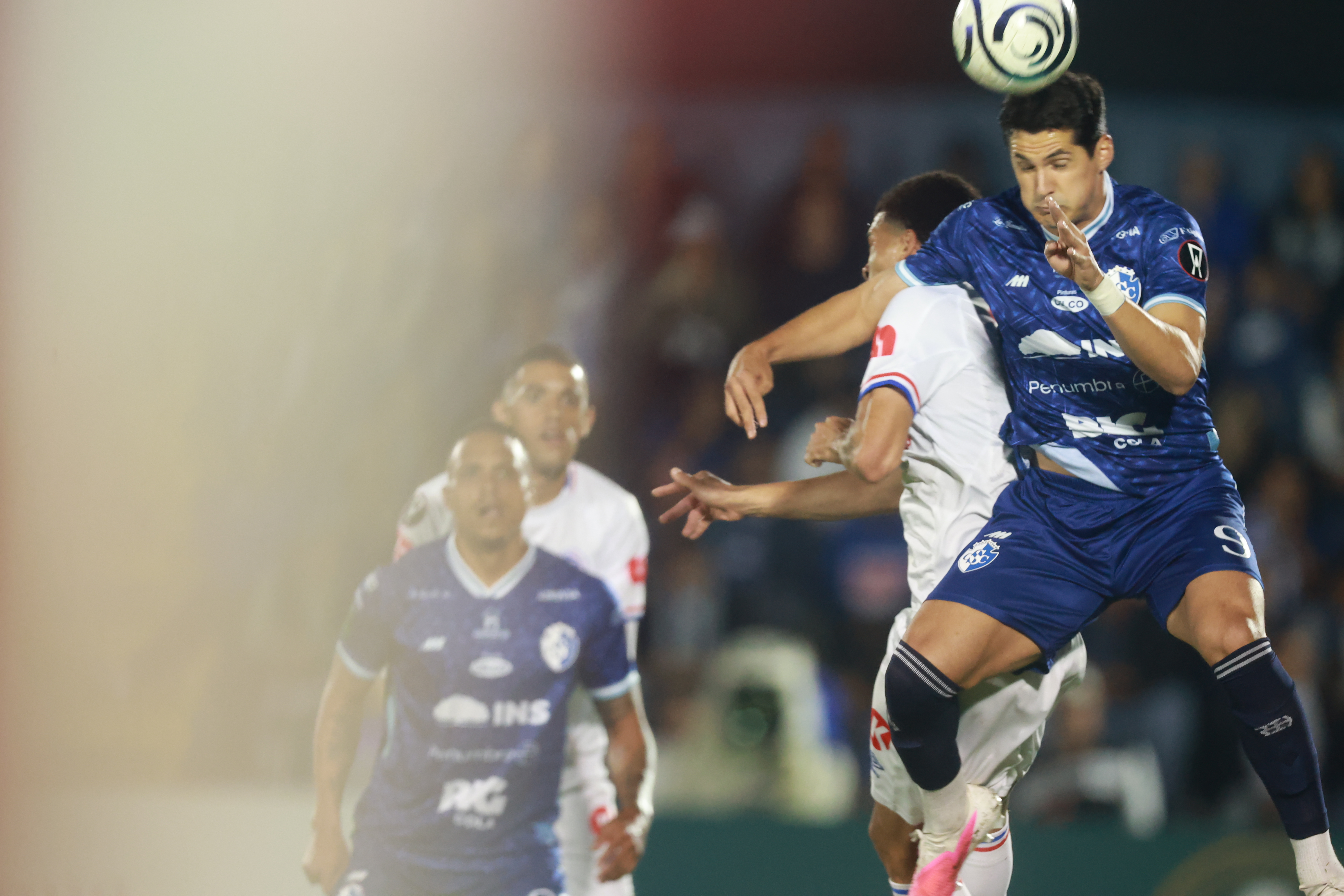 Cartaginés está siendo un dolor de cabeza para Olimpia, en el juego de ida de la semifinal de la Copa Centroamericana.