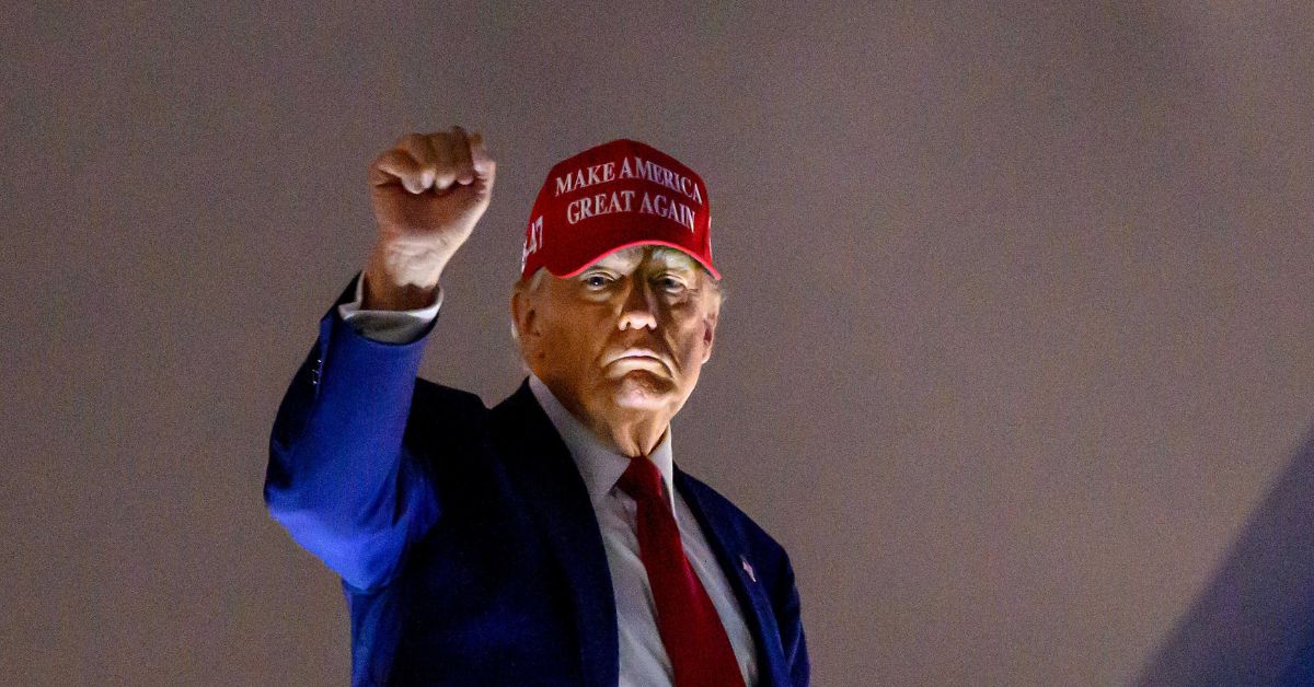 En la imagen, el presidente de Estados Unidos, Donald Trump, con una gorra de Make America Great Again.