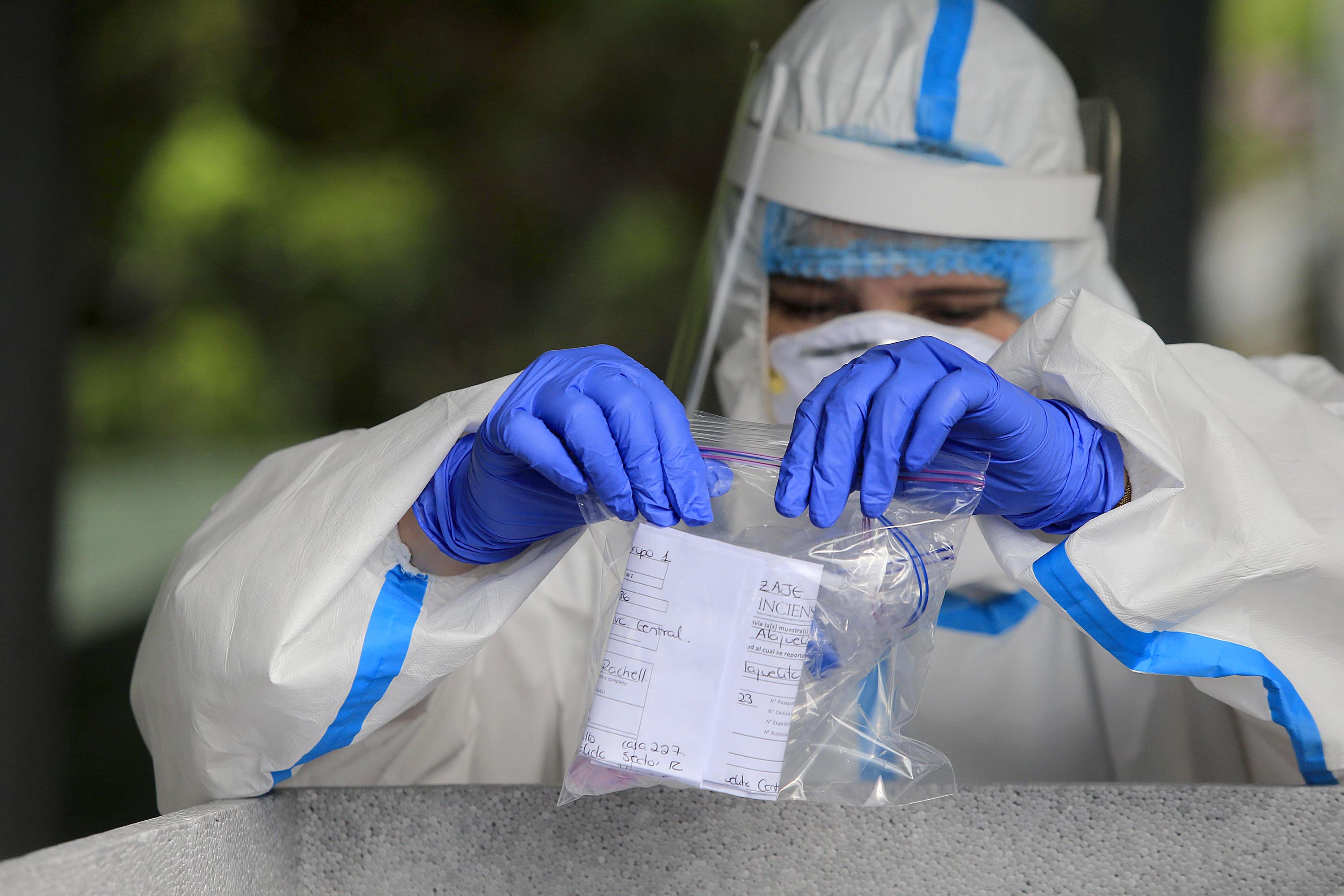 06/07/2020 Alajuelita. Este lunes inició el testeo masivo por covid-19 en el cantón de Alajuelita. La Sede Area de Salud fue uno de los cinco lugares habilitados para realizar la prueba. La doctora María Fernanda Ulate fue la encargada de realizar las pruebas. Foto: Rafael Pacheco