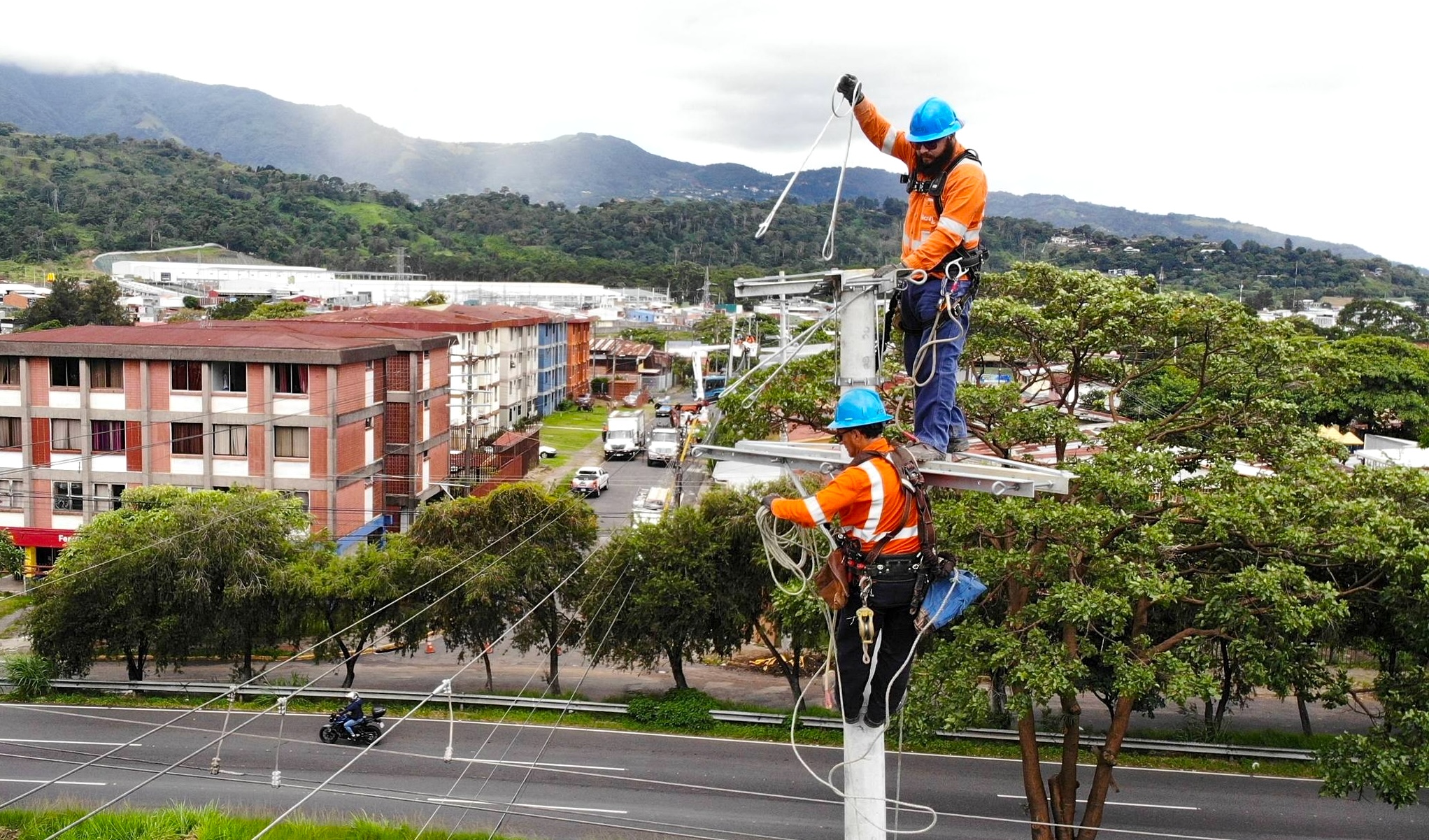 Personal de la CNFL realizó labores de mantenimiento en posteado eléctrico, el pasado 6 de julio en San José. Fotografía: Cortesía CNFL.