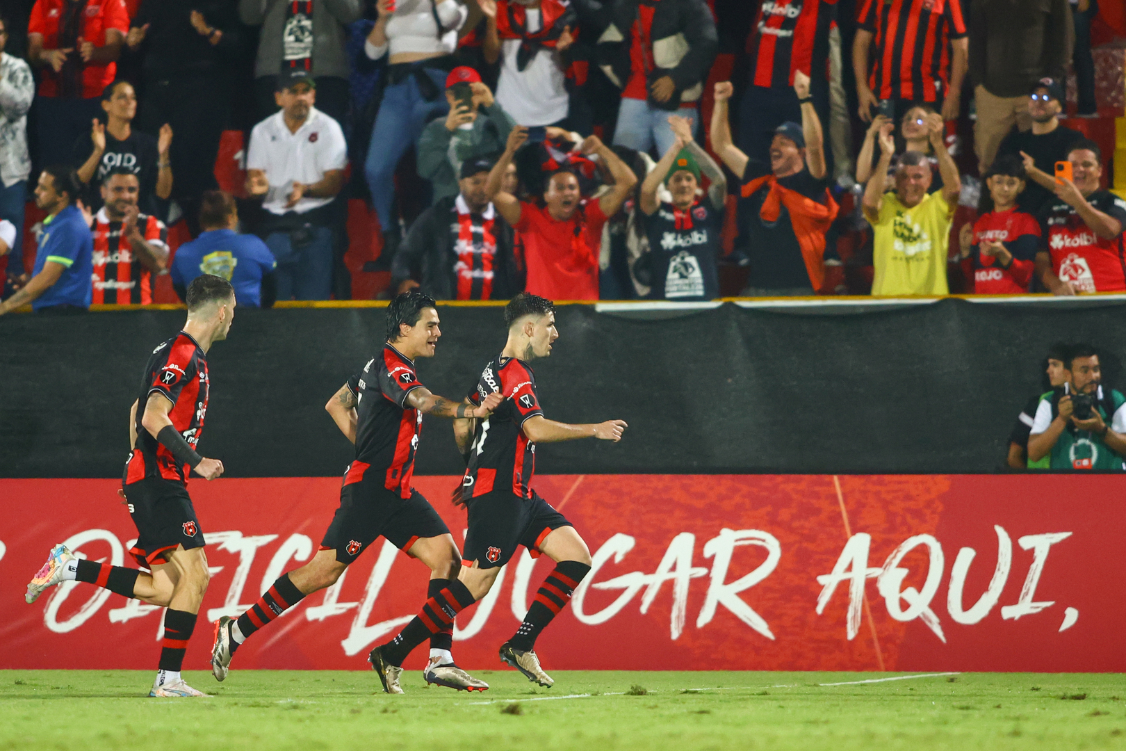Anderson Canhoto, Diego Campos y Alberto Toril confían en hacer un buen juego en la lucha definitiva por el pase a la final de la Copa Centroamericana de Concacaf, en el partido entre Liga Deportiva Alajuelense y Antigua.
