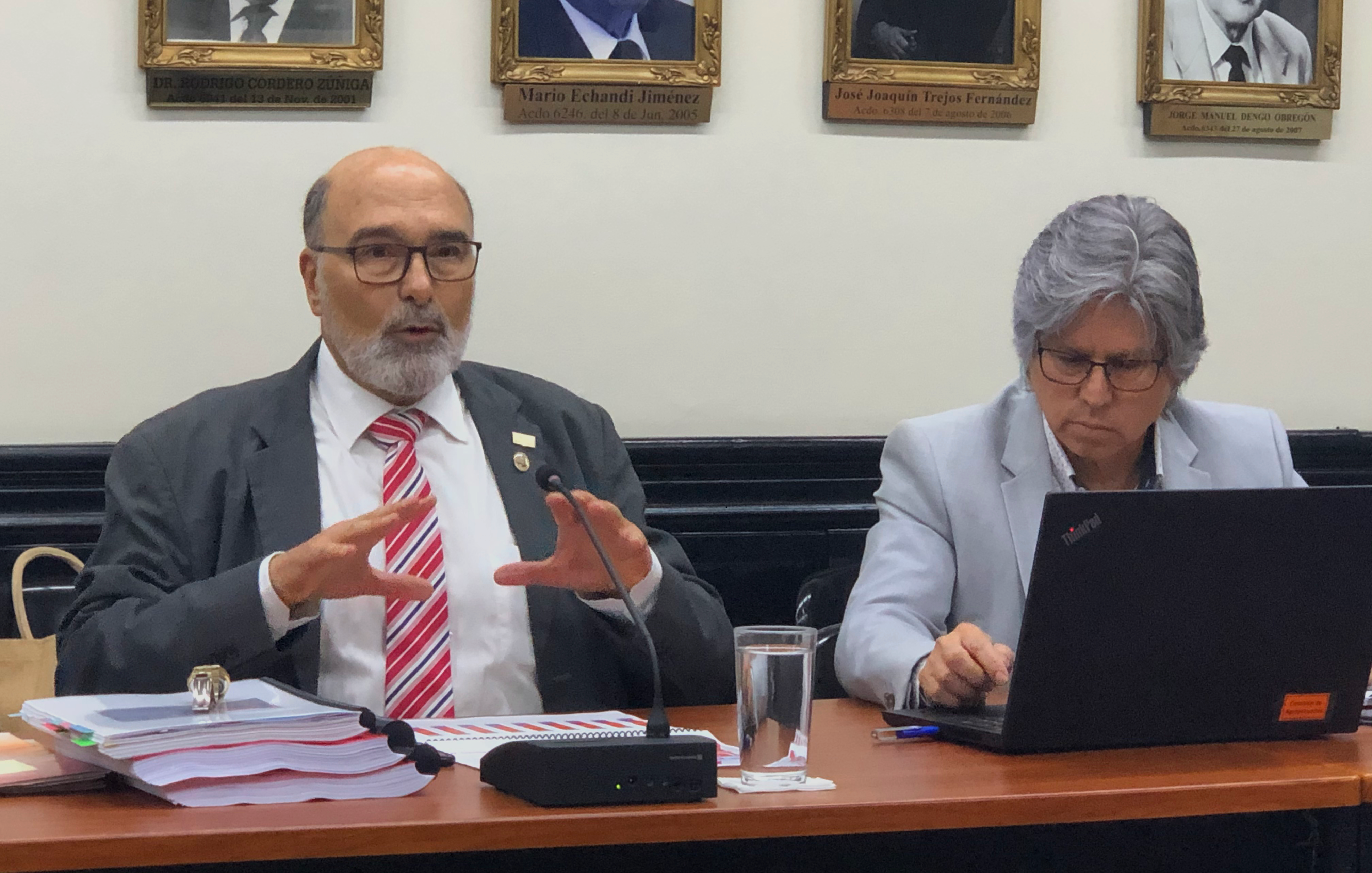 Alberto Salom, rector de la Universidad Nacional (UNA) asistió a comparecer ante la comisión que estudia el uso que se le da al presupuesto universitario. A su lado el vicerrector universitario, Pedro Ureña. Fotografía: Juan Diego Córdoba.