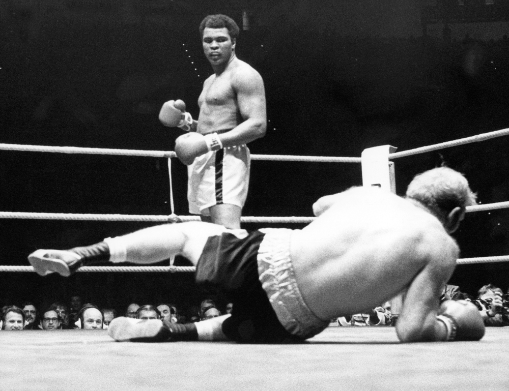 Alí noqueó al británico Richard Dunn en 1976, en el quinto asalto de la pelea celebrada en Múnich. | EFE