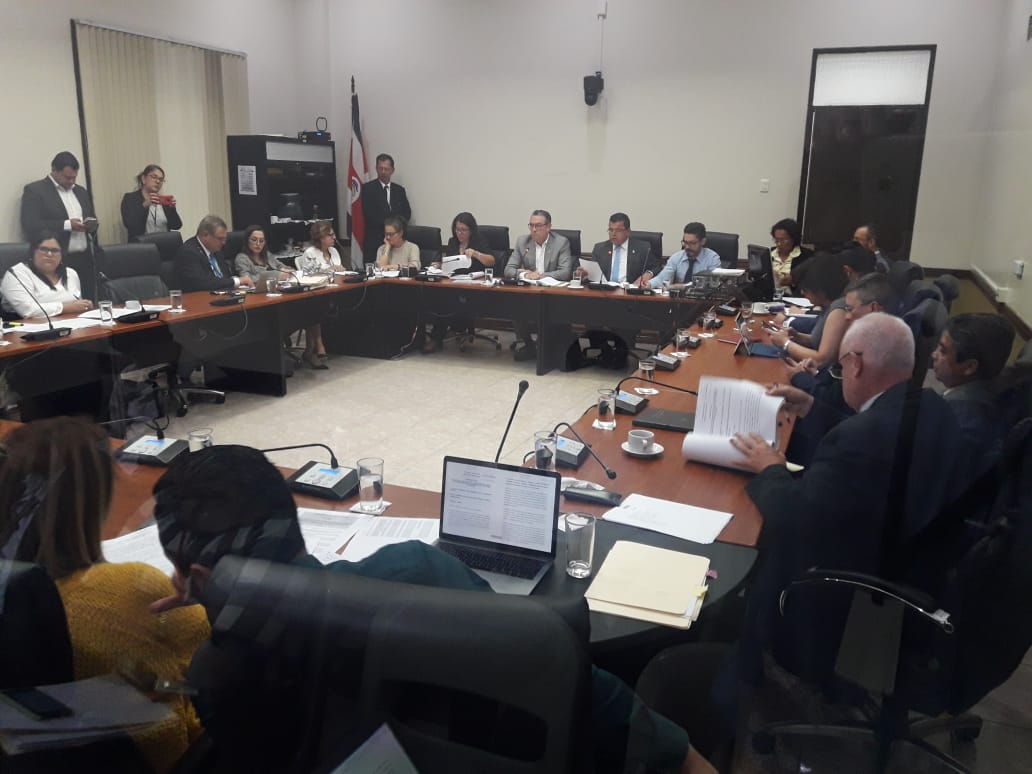 13/11/2019. La Comisión de Asuntos Económicos de la Asamblea Legislativa analizó las 52 mociones de fondo presentadas al proyecto de etiquetado de licores. Foto: Josué Bravo