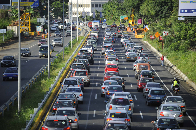 Más del 70% de los derivados del petróleo con que cuenta el país son consumidos por el sector transporte. Esa alta dependencia respecto de los combustibles fósiles contribuye a la deuda ecológica de Costa Rica. | CRÉDITO DE FOTOGRAFÍAS: JORGE CASTILLO, CARLOS GONZÁLEZ, PABLO MONTIEL, RAFAEL MURILLO Y JORGE NAVARRO.