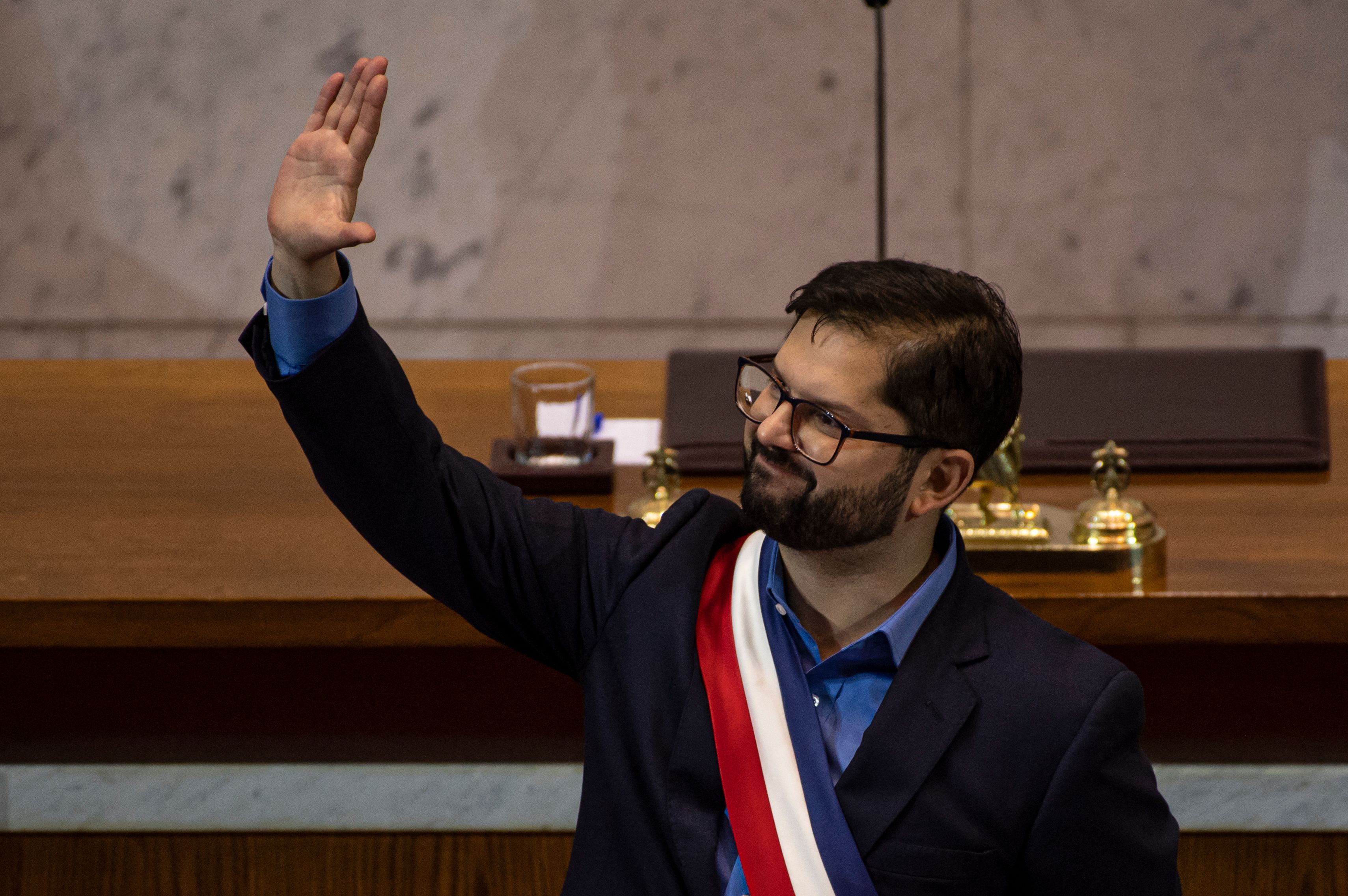 Chile's President Gabriel Boric waves after giving his first "State of the Nation" annual message to the country at the Congress in Valparaiso, Chile, on June 1, 2022. (Photo by MARTIN BERNETTI / AFP)