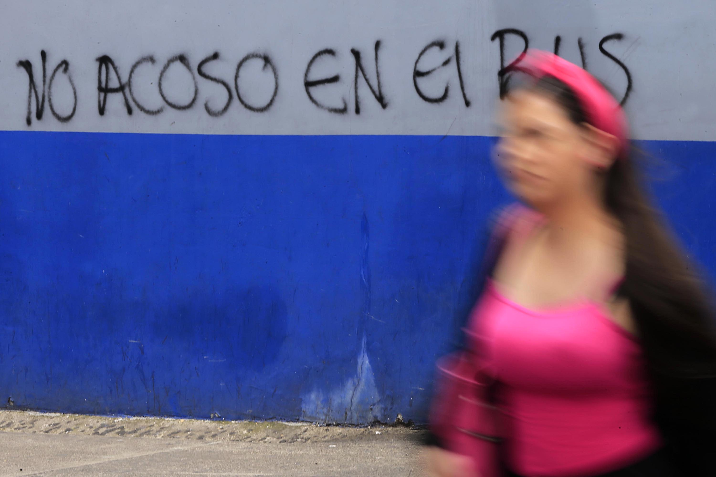 18/06/2020 San José. Graffiti "No acoso en el bus" en terminal de buses Lumaca, en relación con el acaso callejero, cuya ley ya fue aprobada, en primer debate, en la Asamblea Legislativa. Foto: Rafael Pacheco