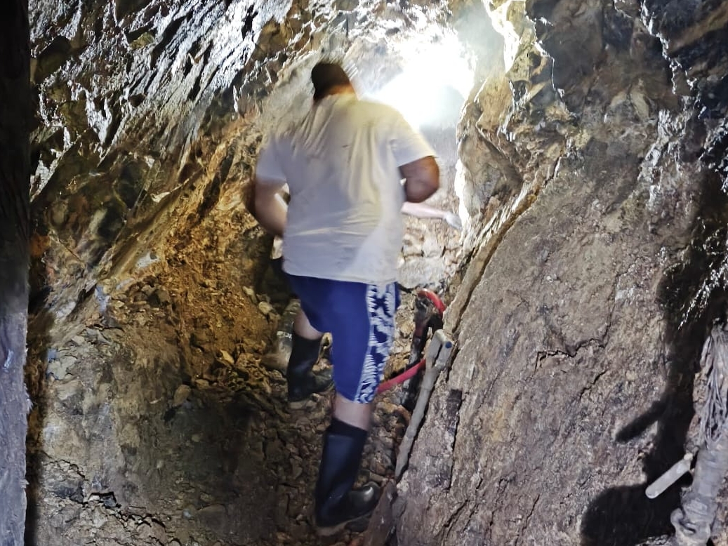 Un hombre camina entre las estrechas paredes de piedra de la mina en la que dos hombres quedaron atrapados, en Miramar de Puntarenas.