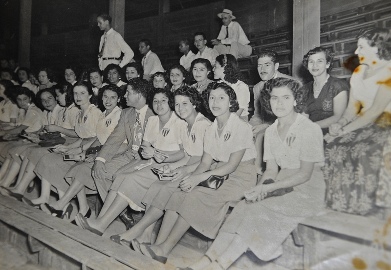 Las integrantes del equipo vistieron sus trajes de gala en una gira internacional a Curazao en 1950. | REPRODUCCIÓN: MAYELA LÓPEZ