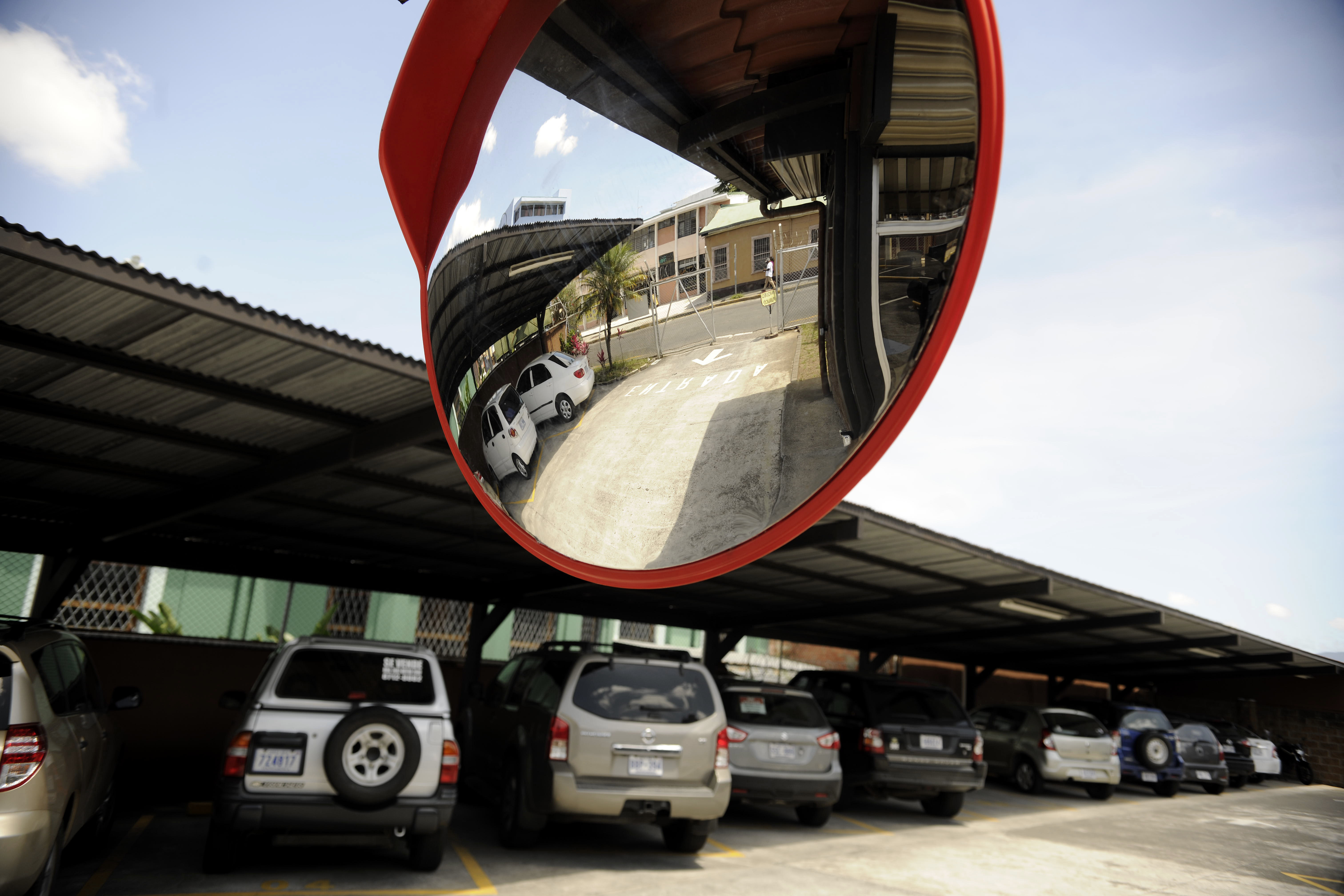 Los parqueos públicos en San José tienen tarifas especiales por mes o por día para los empleados de la zona.