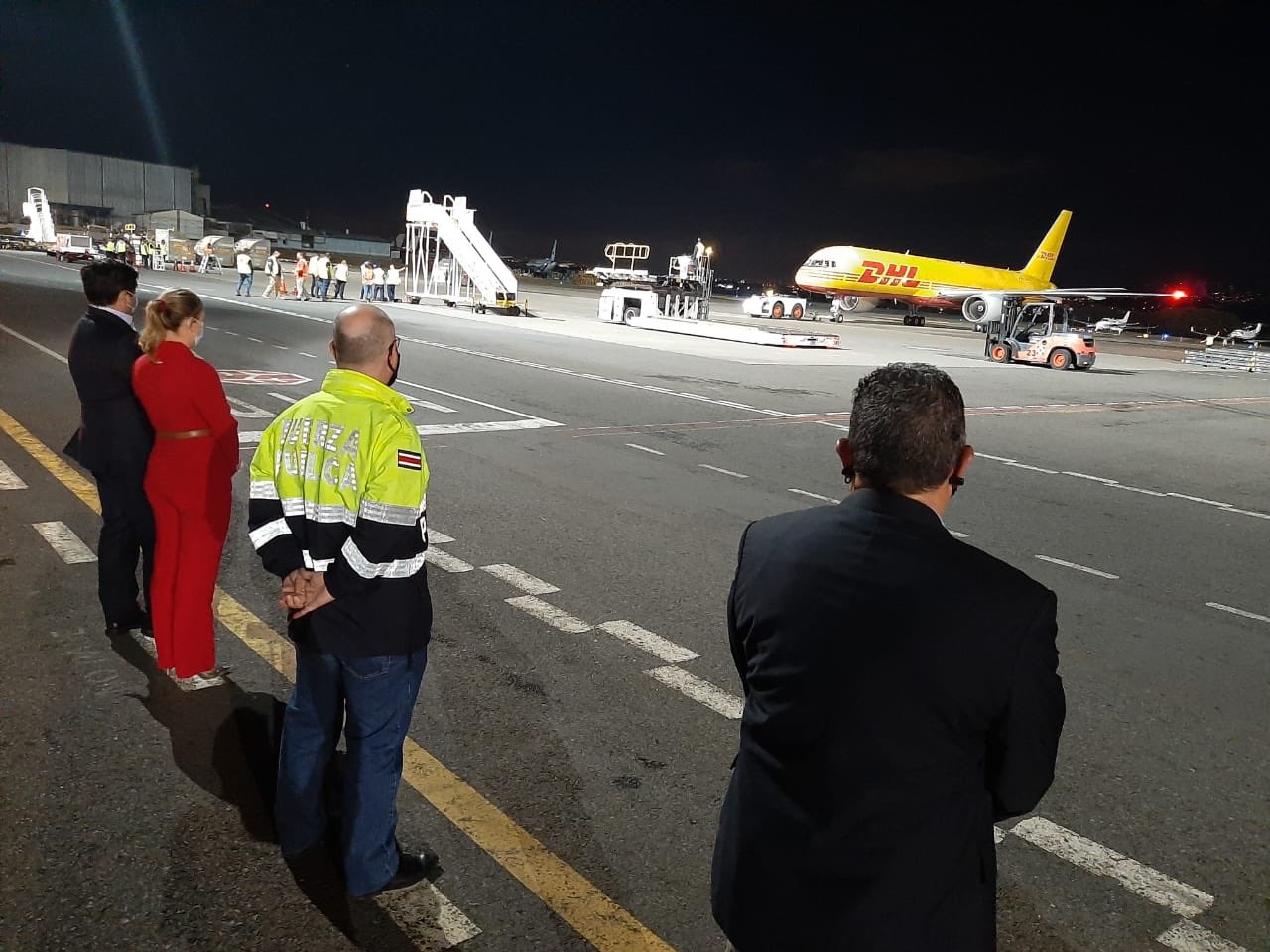 Inmunizaciones llegaron en un vuelo de DHL Aero Expreso proveniente de Miami, Estados Unidos. Foto. CNE