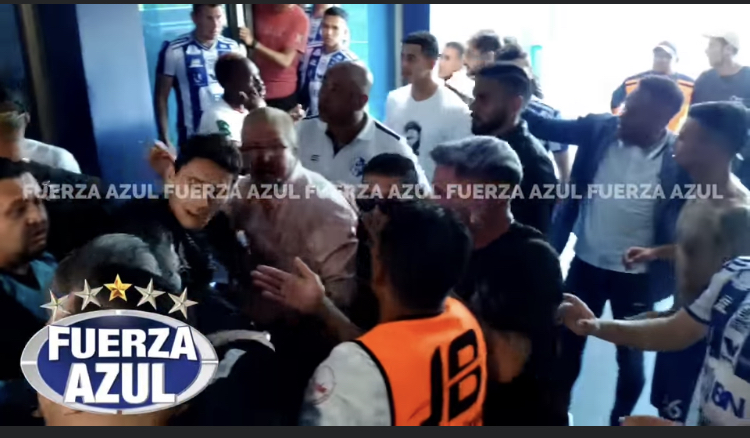 Bronca entre jugadores de Cartaginés y Puntarenas.