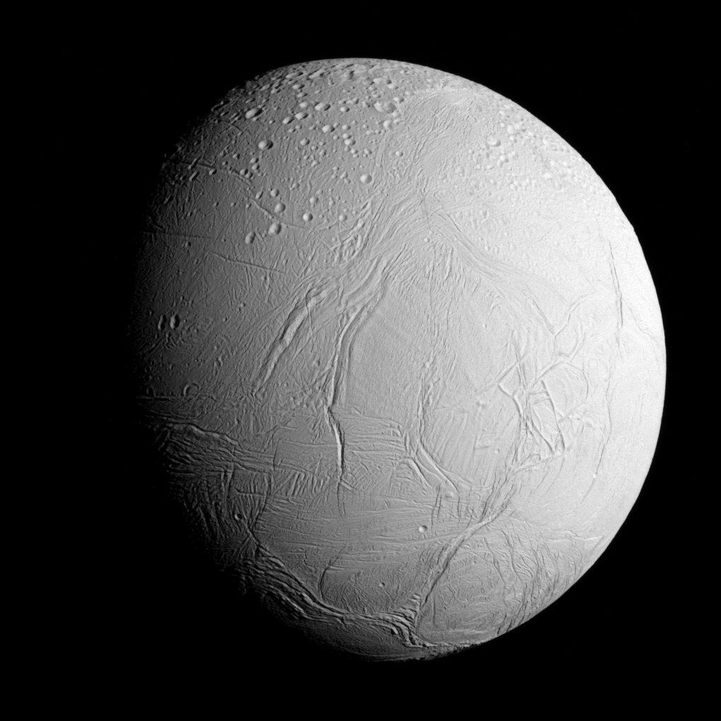 Encélado, la pequeña luna de Saturno cubierta de hielo y géiseres, vista por la sonda Cassini.