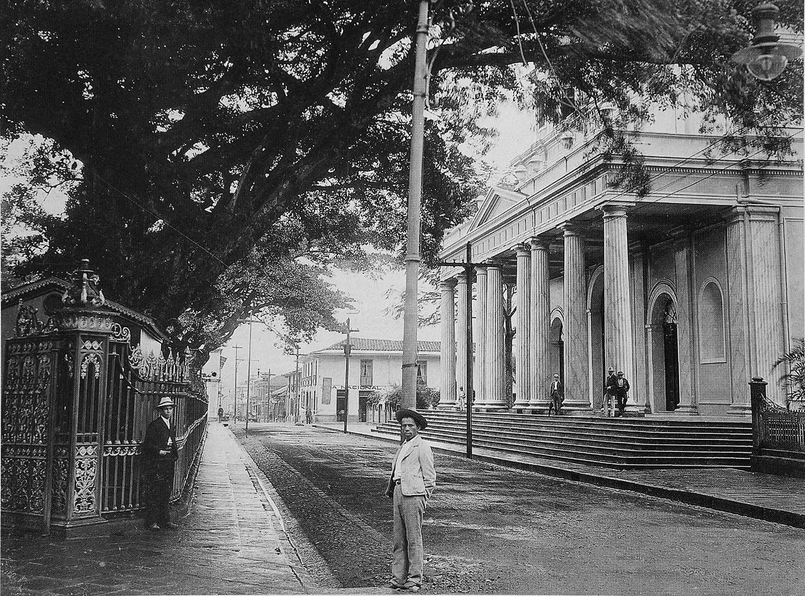 La calle Central vista hacia el norte, desde su intersección con la avenida 4, en 1908. A la izquierda, la entrada noreste del parque Central, y al frente, la Catedral Metropolitana.