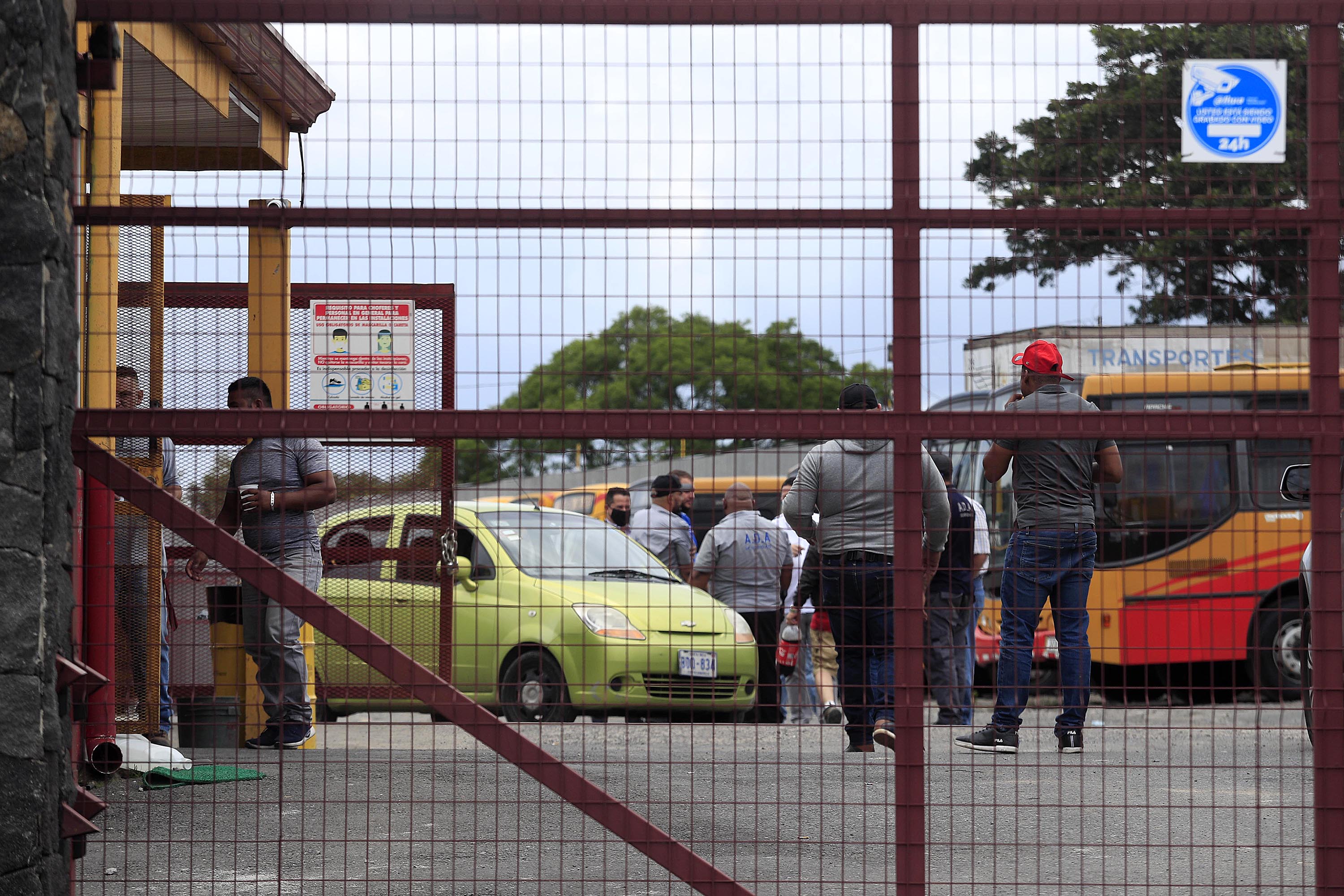 29/08/2021 Heredia. Riña dentro de plantel de Busetas Heredianas, cerca del Mall Paseo Las Flores, dejó tres hombres heridos. No está claro qué motivo el enfrentamiento; solo uno de los afectados necesitó traslado a centro médico. Foto: Rafael Pacheco Granados