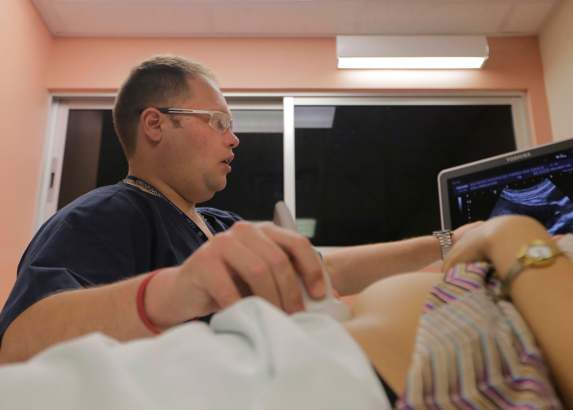 Gabriel Narvaez, médico venezolano de 33 años especialista en Ginecobstetricia, tiene desde octubre en el Hospital Monseñor Sanabria de Puntarenas. También su esposa es ginecóloga y trabaja en el país. La situación de Venezuela lo obligó a viajar a Costa Rica en busca de mejores oportunidades.