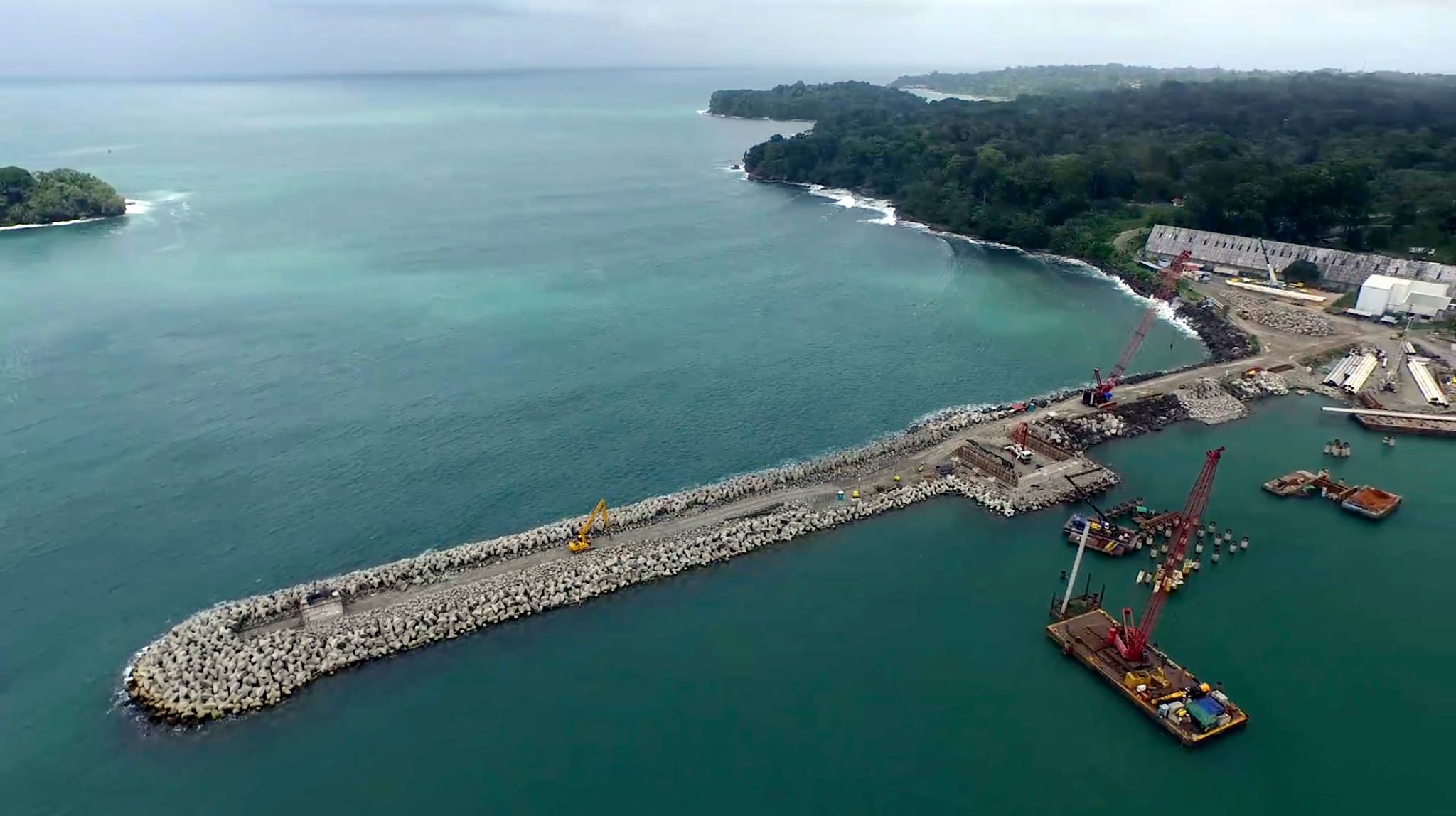 Esta es una vista reciente de la ampliación de la terminal portuaria petrolera de Recope en Moín (Limón).