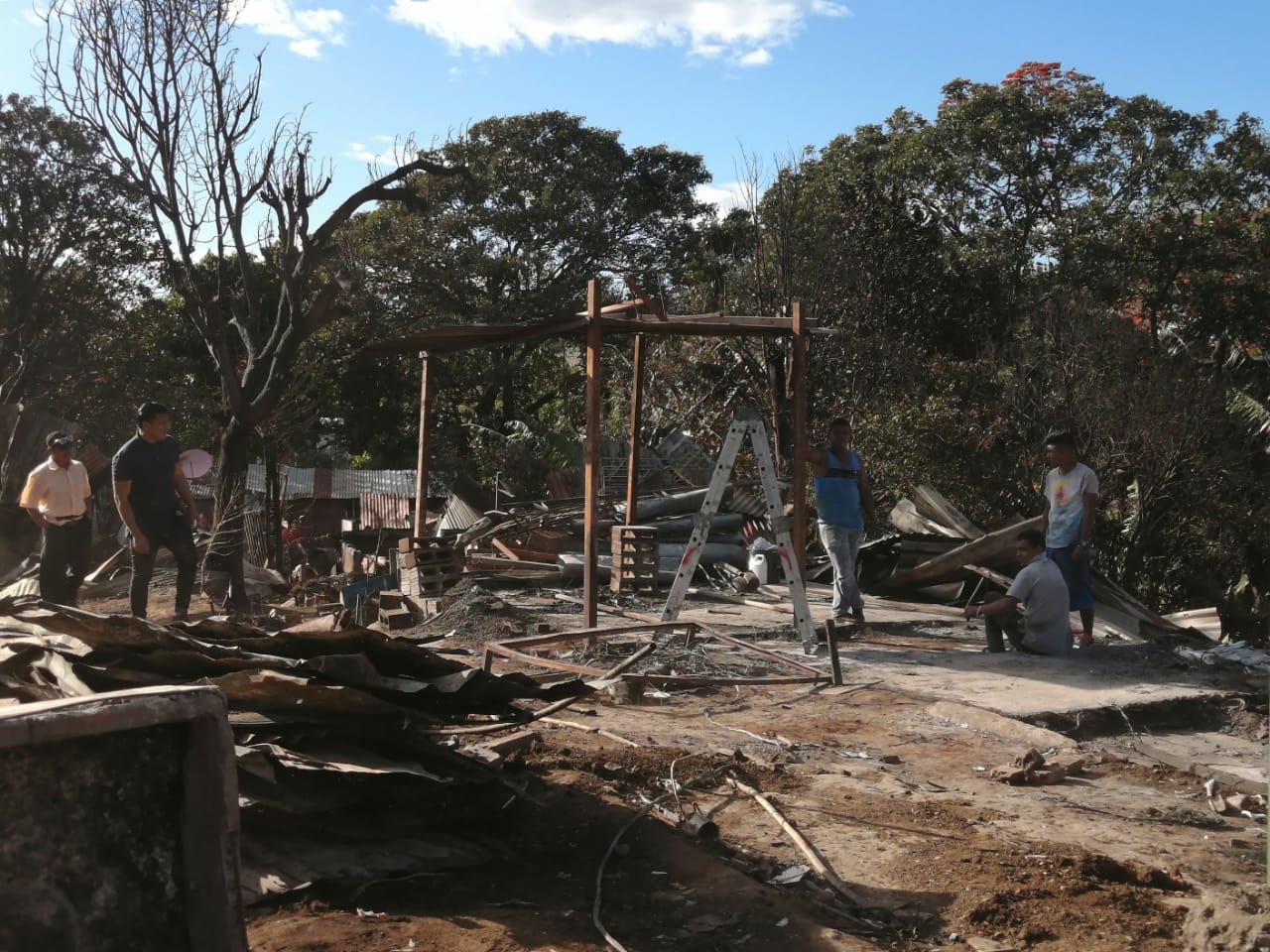 Pocas horas después del siniestro, estos hombres intentaban levantar de nuevo uno de los ranchos en la zona afectada por el incendio. Foto: Alejandro Murillo para LN