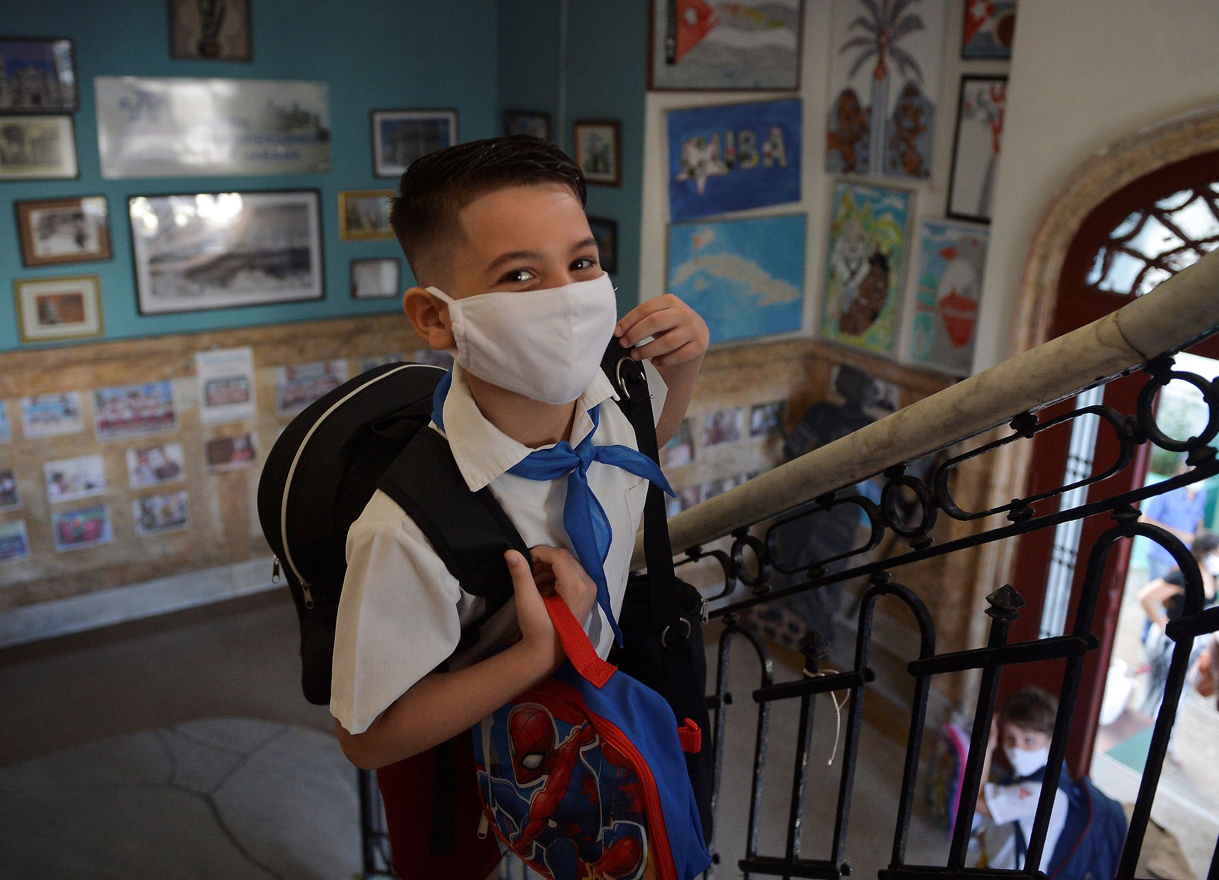 A student arrives to a school in Havana, on January 13, 2021. - Cuban authorities announced on Tuesday that schools in several municipalities in the country, including those in Havana province, will close on Thursday to contain the spread of covid-19, which in recent days shot up again on the island. (Photo by YAMIL LAGE / AFP)