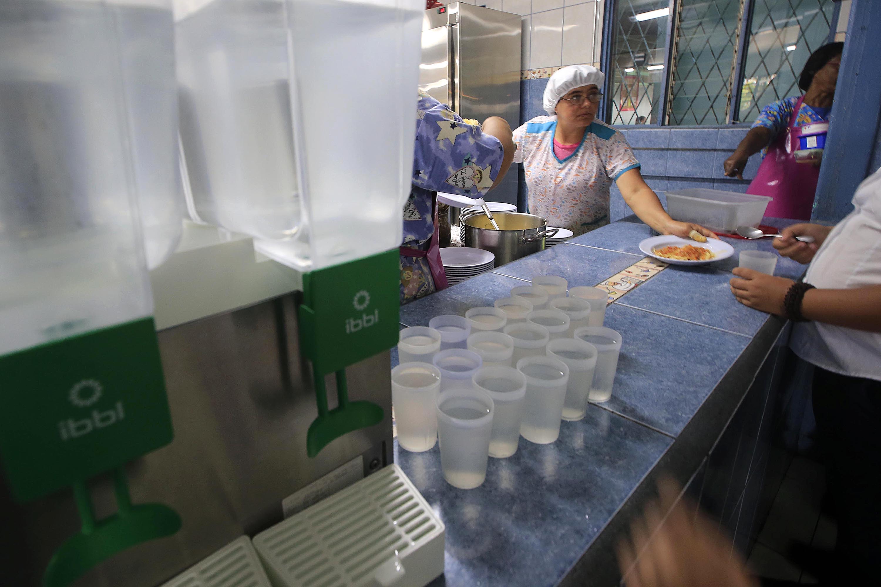 12/04/2018 León XIII. Estudiantes de la Escuela León XIII participando del almuerzo. Este centro educativo hace un esfuerzo para mantener el servicio de comedor de acuerdo con los menús que venían funcionando y no con los nuevos que sugiere el Ministerio de Educación Pública (MEP). Foto: Rafael Pacheco