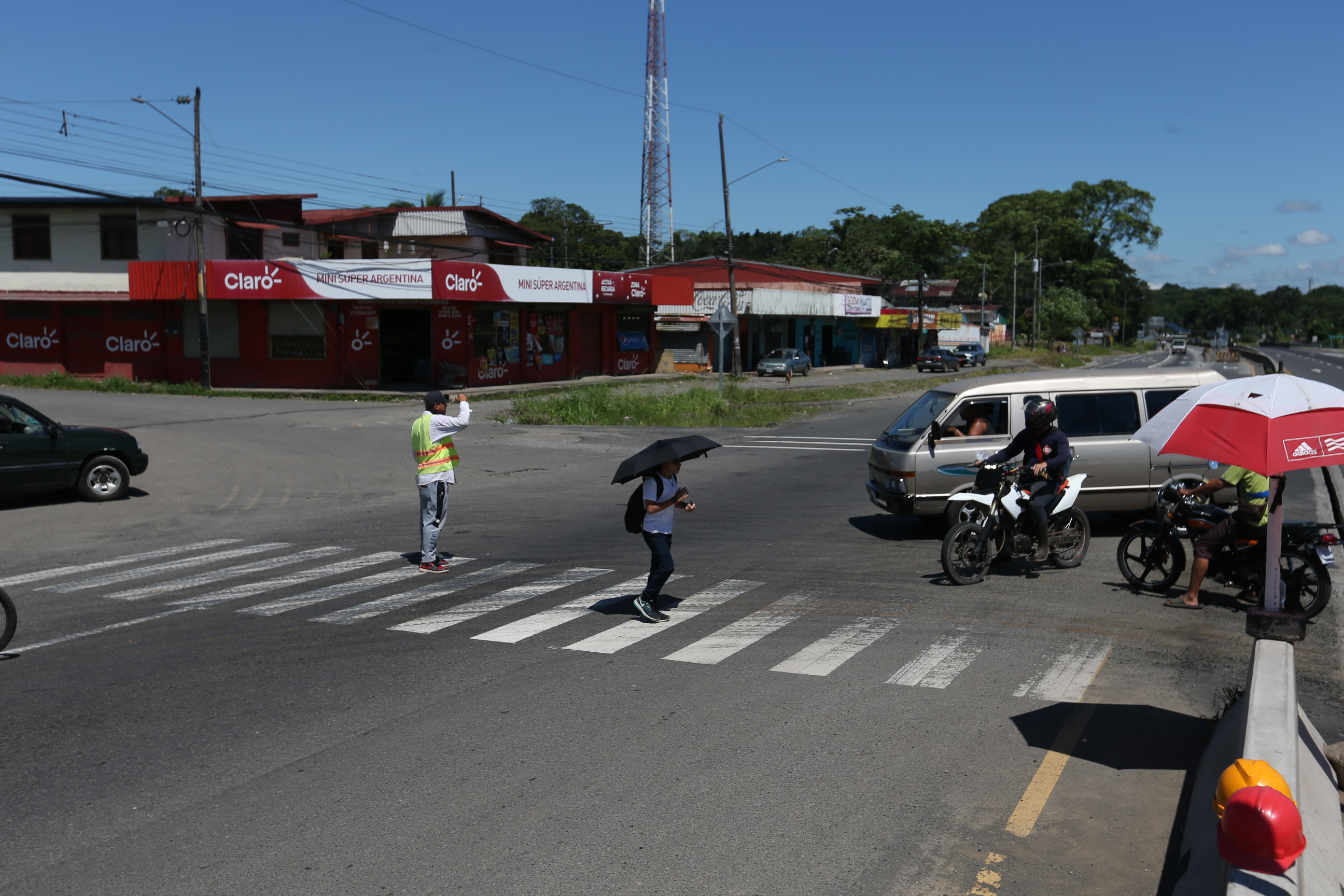 28/08/2024/ Obras ruta 32 / Siquirres / falta puentes peatonales / foto John Durán