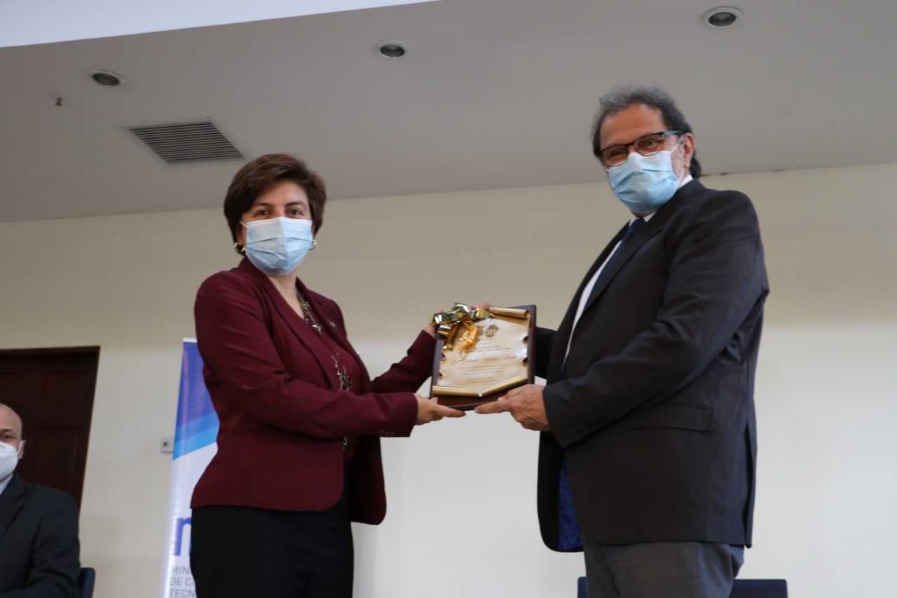 Paola Vega Castillo, ministra de Ciencia y Tecnología, entregó al doctor Rolando Herrero Acosta el Premio Nacional de Ciencia Clodomiro Picado Twight 2020.
La ceremonia fue la tarde de este miércoles.
Fotografía: MICITT