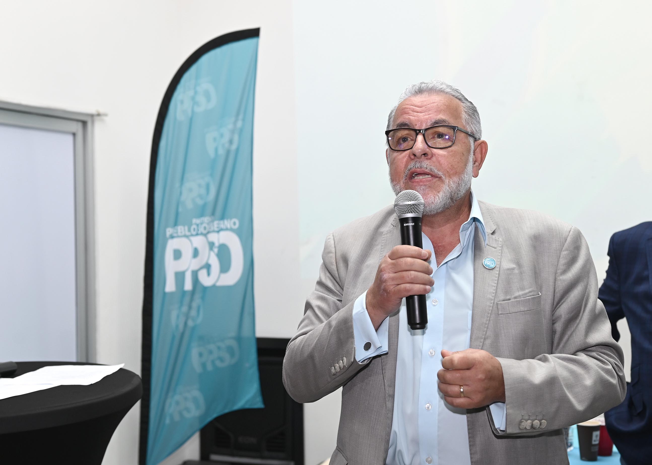 01 de junio del 2025. Auditorio del Grupo Moreno en Pavas. 11:00 hrs. Dirigentes y delegados del Partido Pueblo Soberano eligieron al exministro Francisco Gamboa como secretario general. En una asamblea realiada en el salón de eventos Grupo Moreno y con la presencia de 63 delegados se llevó a cabo la elección poco después del mediodía. En la foto: Francisco Gamboa es recibido por los simpatizantes del partido. Foto: Albert Marín.