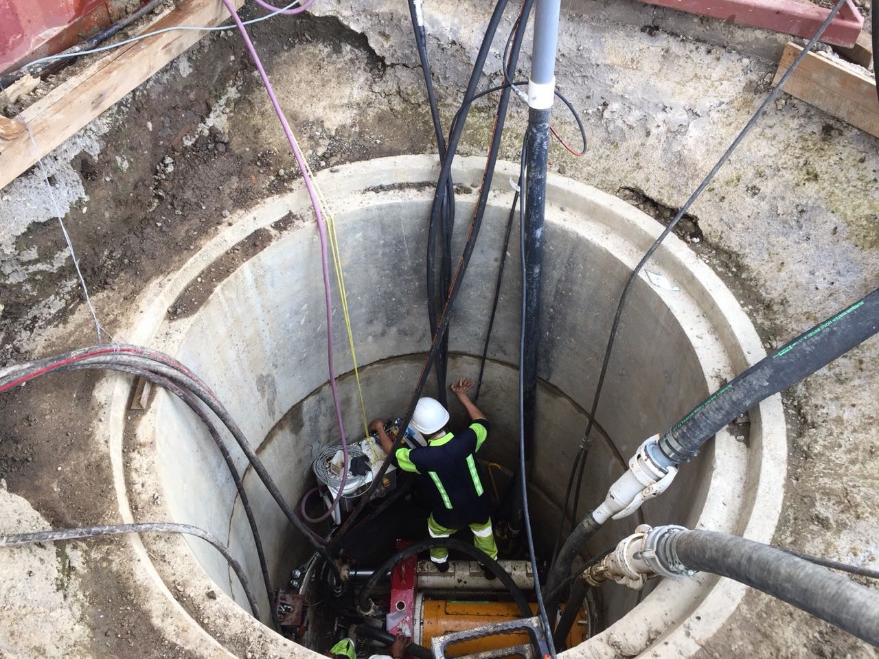 Obras y equipos del programa del Proyecto de Mejoramiento Ambiental del Área Metropolitana en estas fotos de esta semana en Coronado se ve la construcción de un túnel donde se meten microtuneladoras subterráneas de 600 mm (poco más de medio metro de diámetro). El microtuneleo permite hacer el hueco e instalar la tubería de alcantarillado sanitario sin necesidad de romper el asfalto, solo en los puntos donde se deben hacer los pozos para que entre la máquina. La microtuneladora hace el camino en línea recta hasta el siguiente pozo. Así se reduce la molestia hacia los vecinos y transeúntes. FOTOS:AYA
